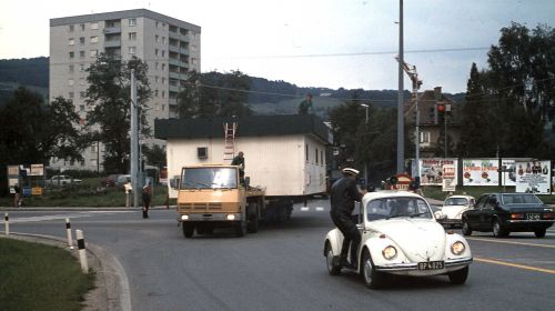 Bootshaustransport Polizeieskorte mit VW Käfer
