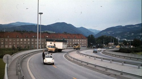 Bootshaustransport auf der Autobahn