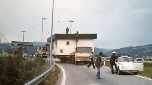 Bootshaustransport, eng wird es auf der Ausfahrt Hafenstraße