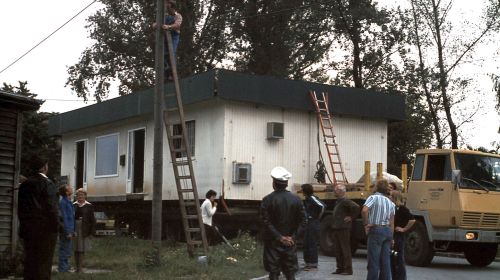 Bootshaustransport, Stromleitungen sind im Weg