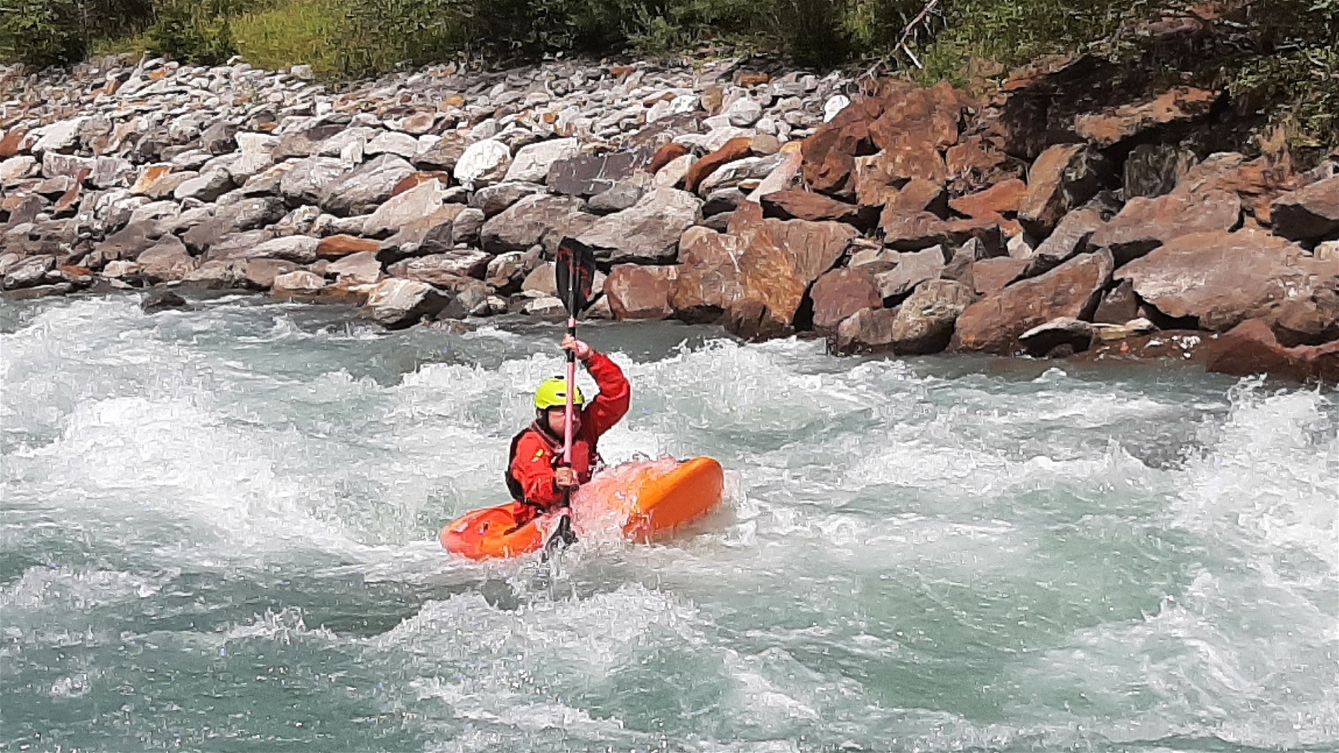 🛶 Günther R. (© Thomas R. 12.8.23) Kajak, Fluss Isel, Abschnitt Huben - Ainet beim Einstieg in Huben 🛶 Günther R.