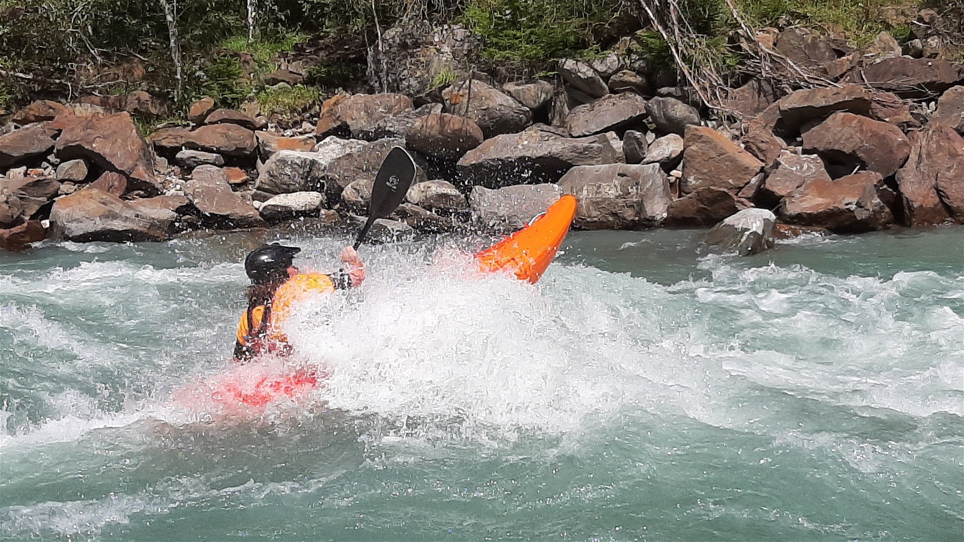 🛶 Claus K. (© Thomas R. 12.8.23) Kajak, Fluss Isel, Abschnitt Huben - Ainet beim Einstieg in Huben 🛶 Claus K.