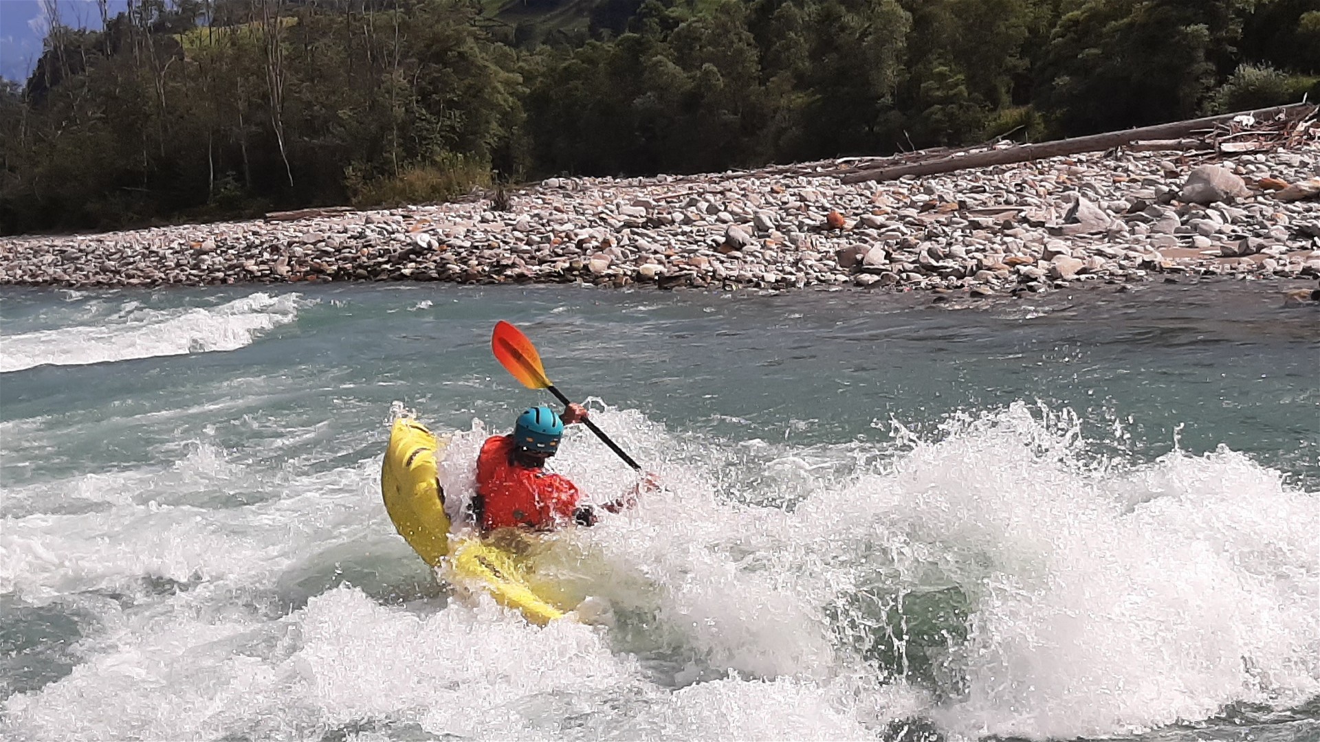 🛶 Tobias H. (© Thomas R. 12.8.23) Kajak, Fluss Isel, Abschnitt Huben - Ainet Schwall vor Ainet 🛶 Tobias H.