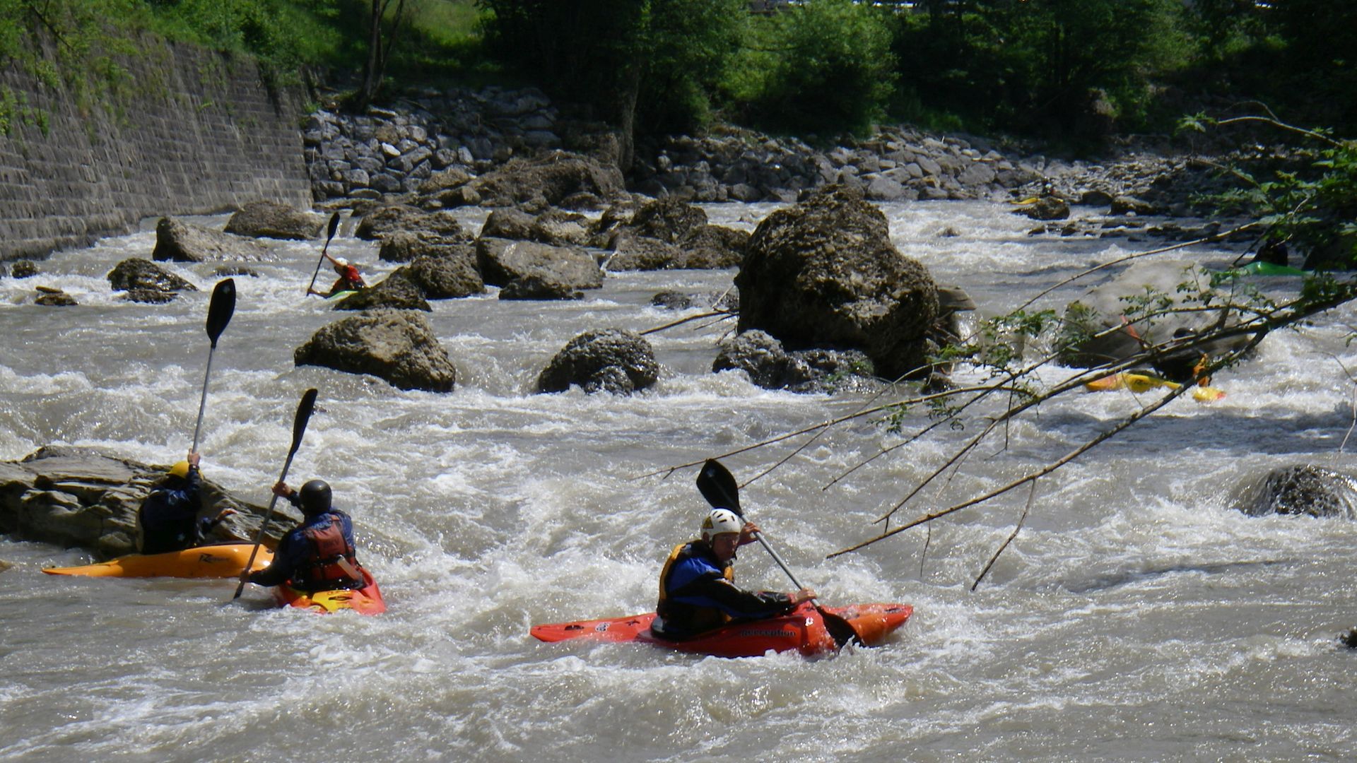 Kajak, Fluss Bregenzer Ache, Abschnitt Andelsbuch - Müselbach eine der verblockte Passagen 