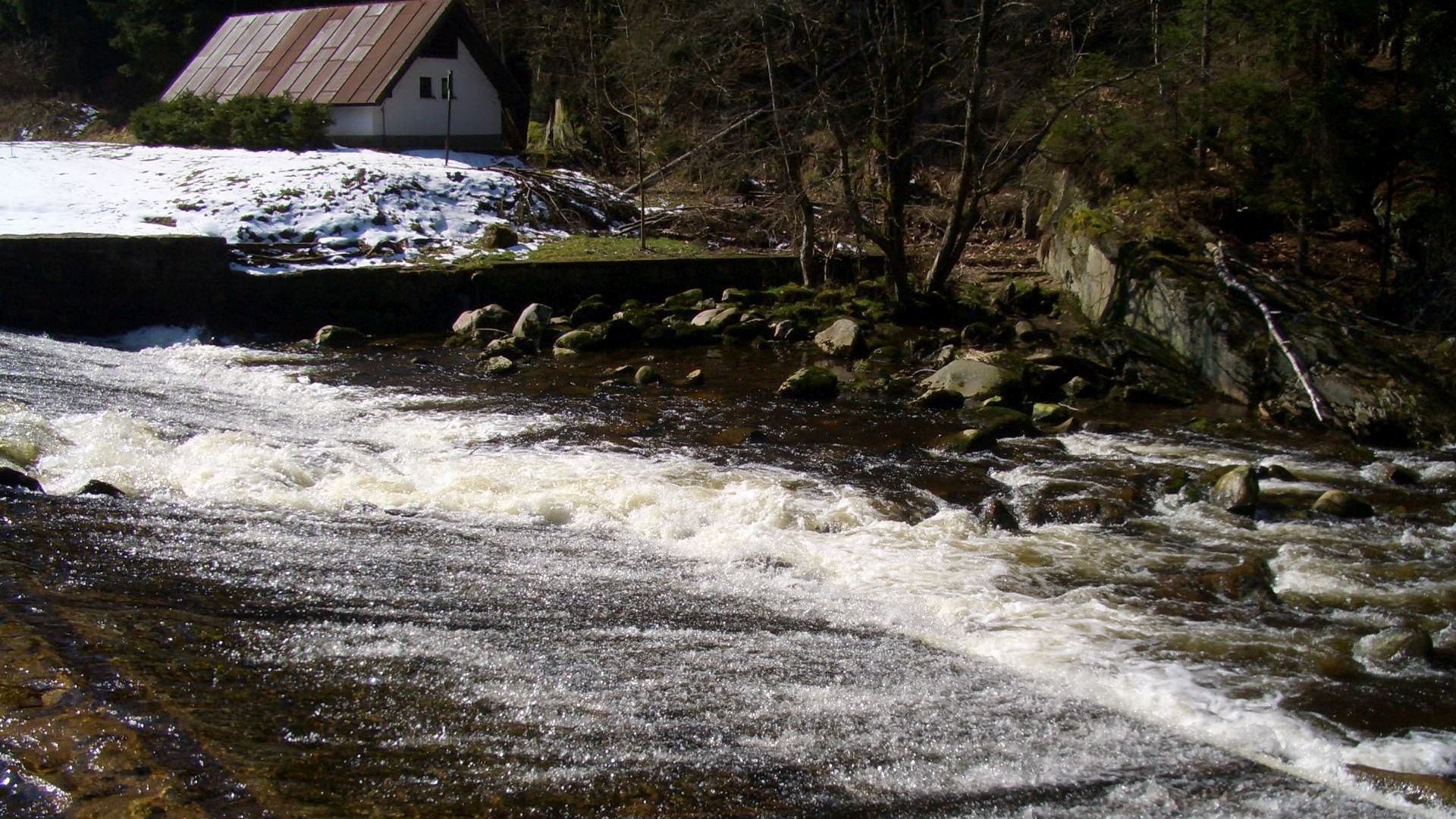 Kajak, Fluss Otava, Abschnitt Čeňkova Pila - Annín Schrägrutsche beim Einstieg 
