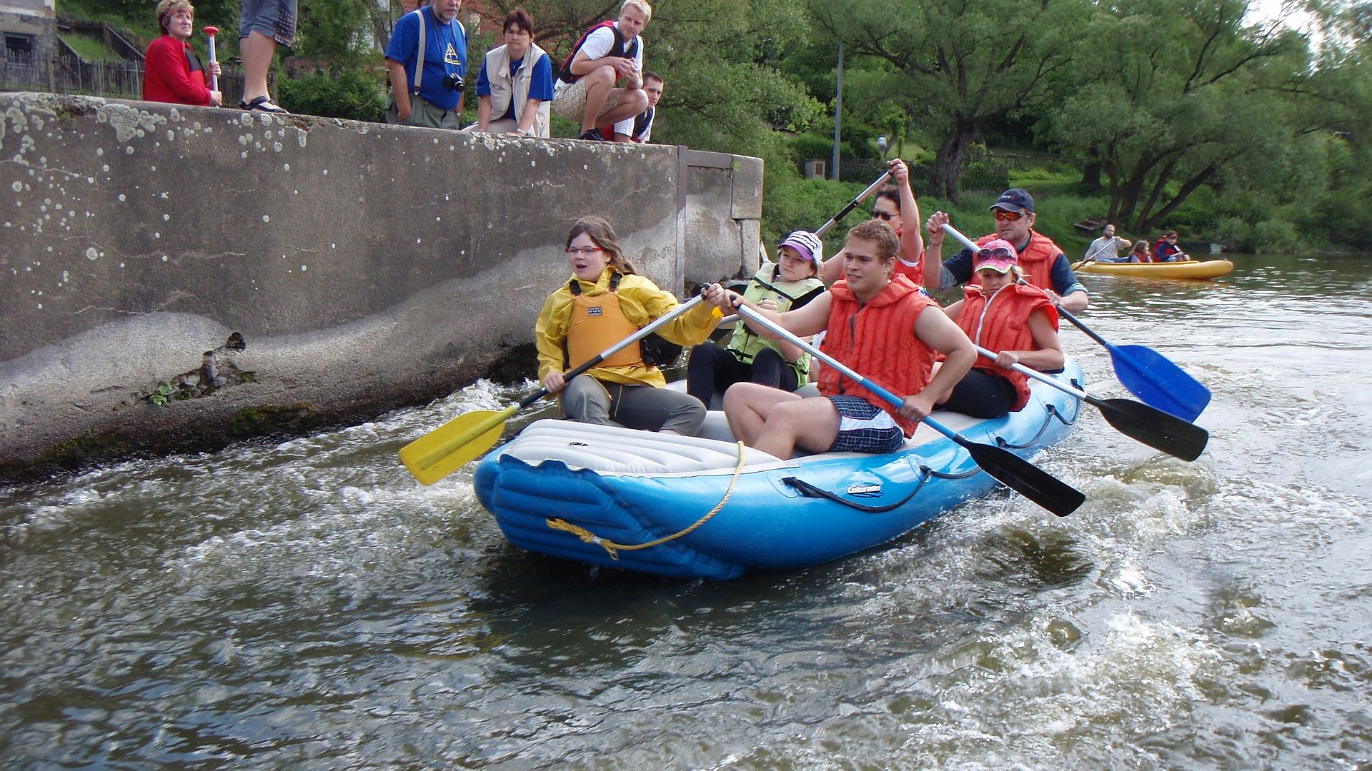 Kajak, Fluss Sázava, Abschnitt Týnec - Pikovice Flossgasse beim Wehr nach Tynec 