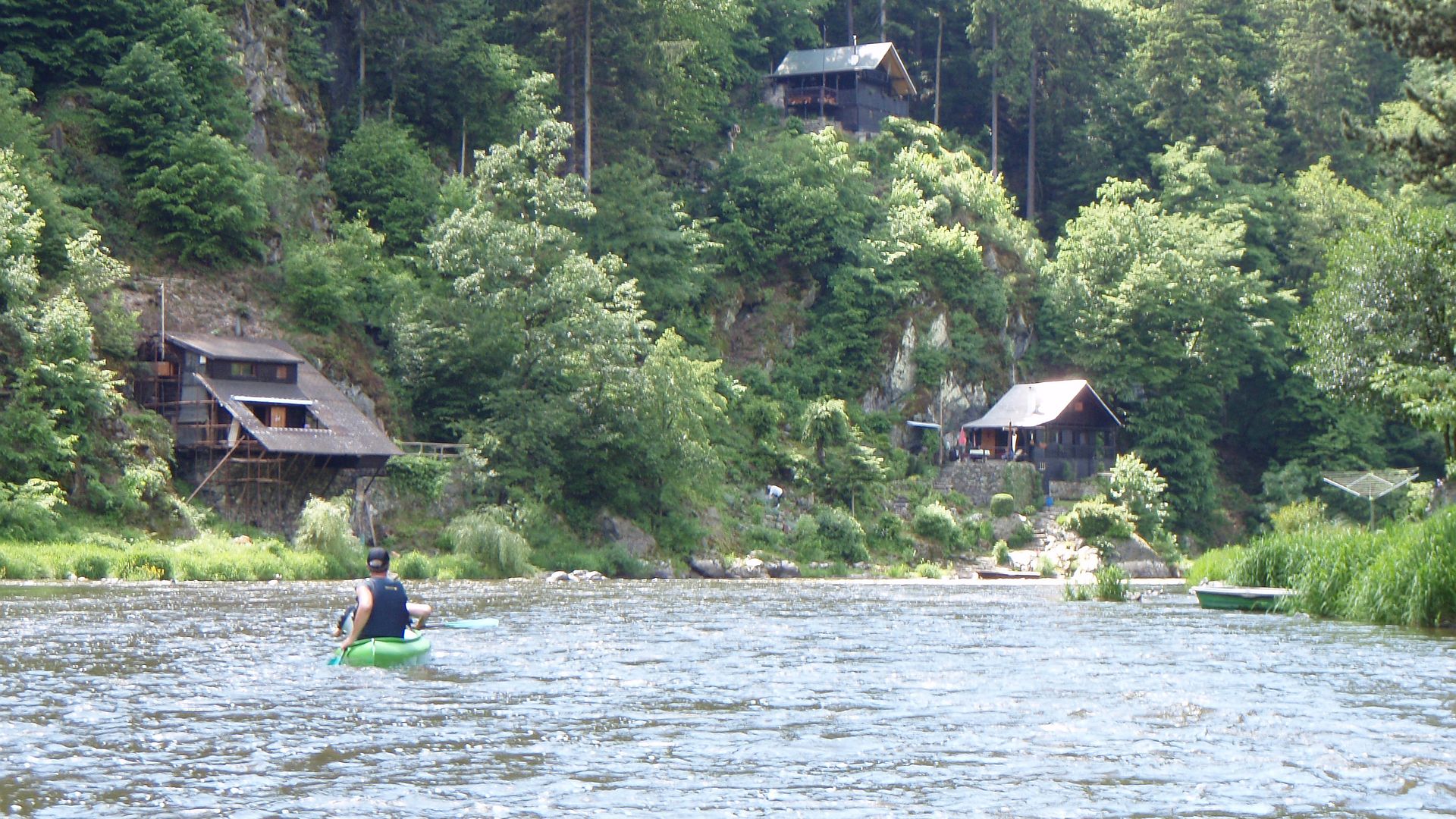 Kajak, Fluss Sázava, Abschnitt Týnec - Pikovice viele hübsche Wochenendhäuschen 