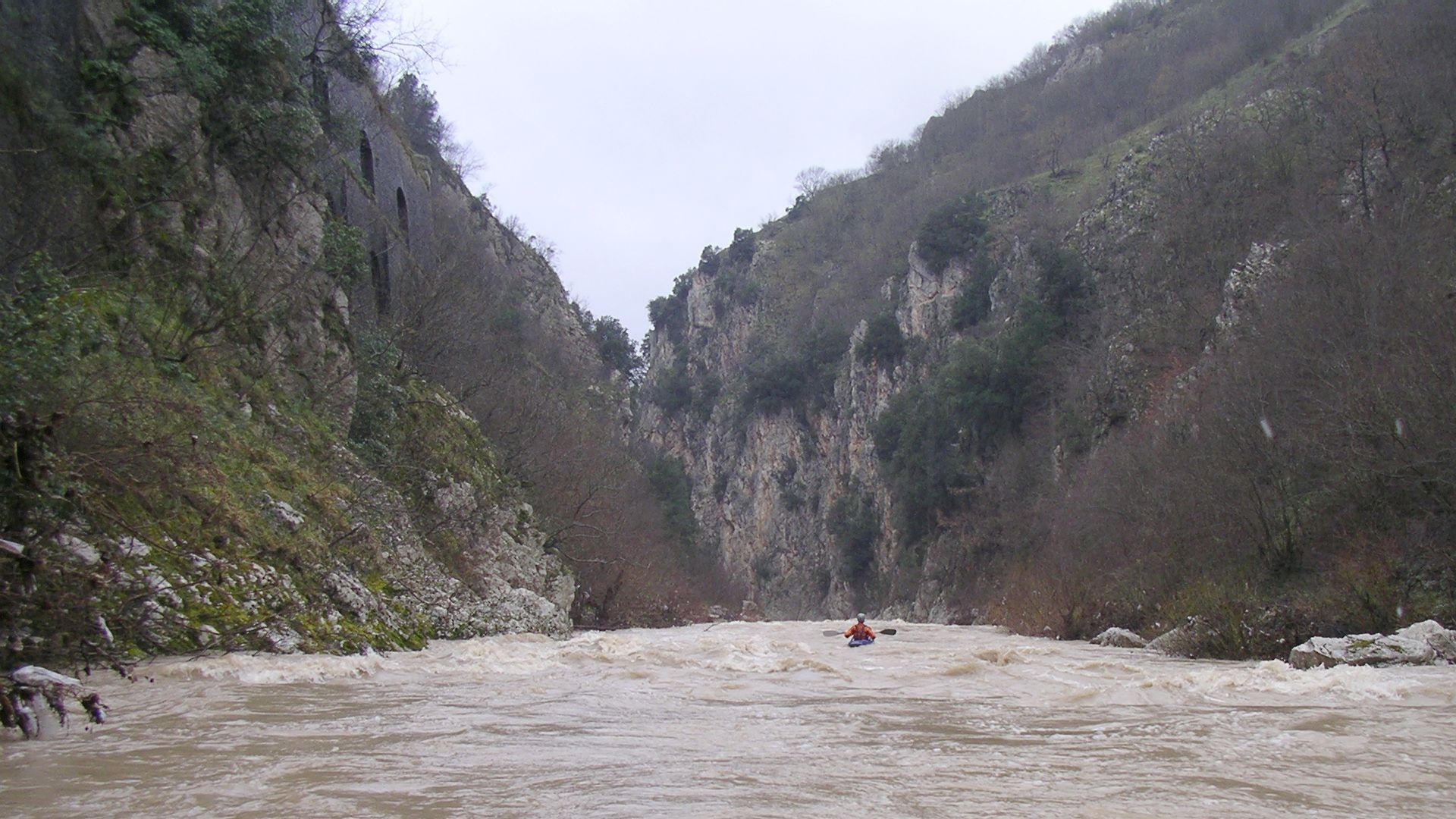 Kajak, Fluss Platano, Abschnitt Balvano - Romagnano Stazione die ersten Meter 🛶 Max M.