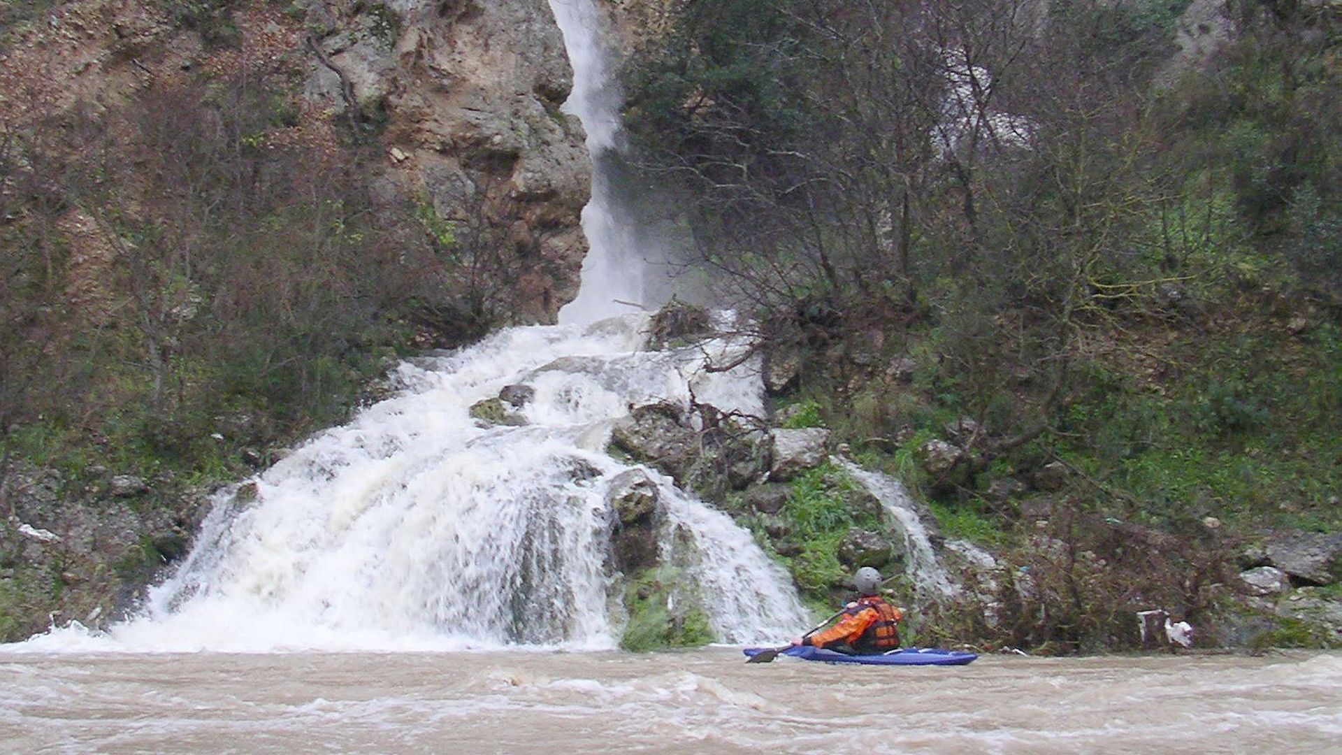 Kajak, Fluss Platano, Abschnitt Balvano - Romagnano Stazione Wasserfall bald nach dem Einstieg 🛶 Max M.