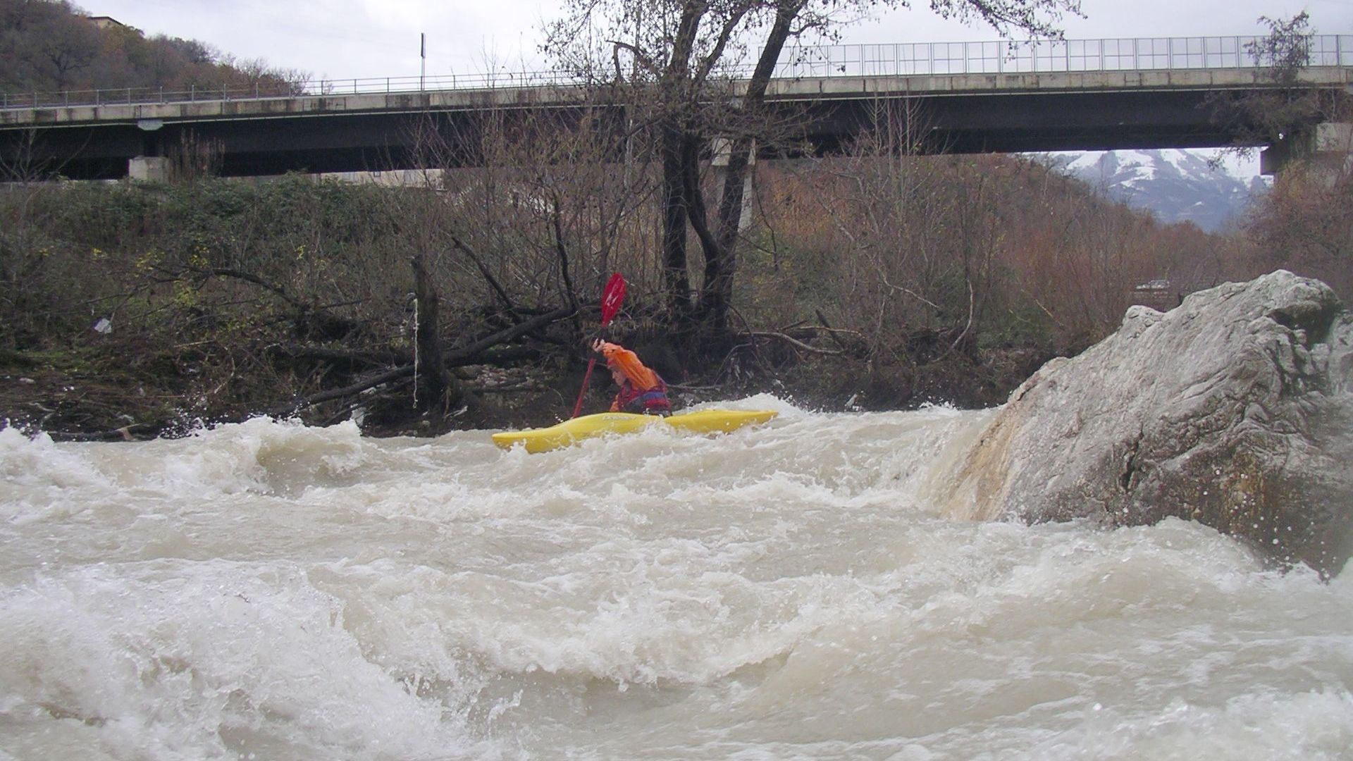 Kajak, Fluss Sele, Abschnitt Oliveto Citra - Contursi Terme bald nach dem Einstieg 🛶 Monika R.