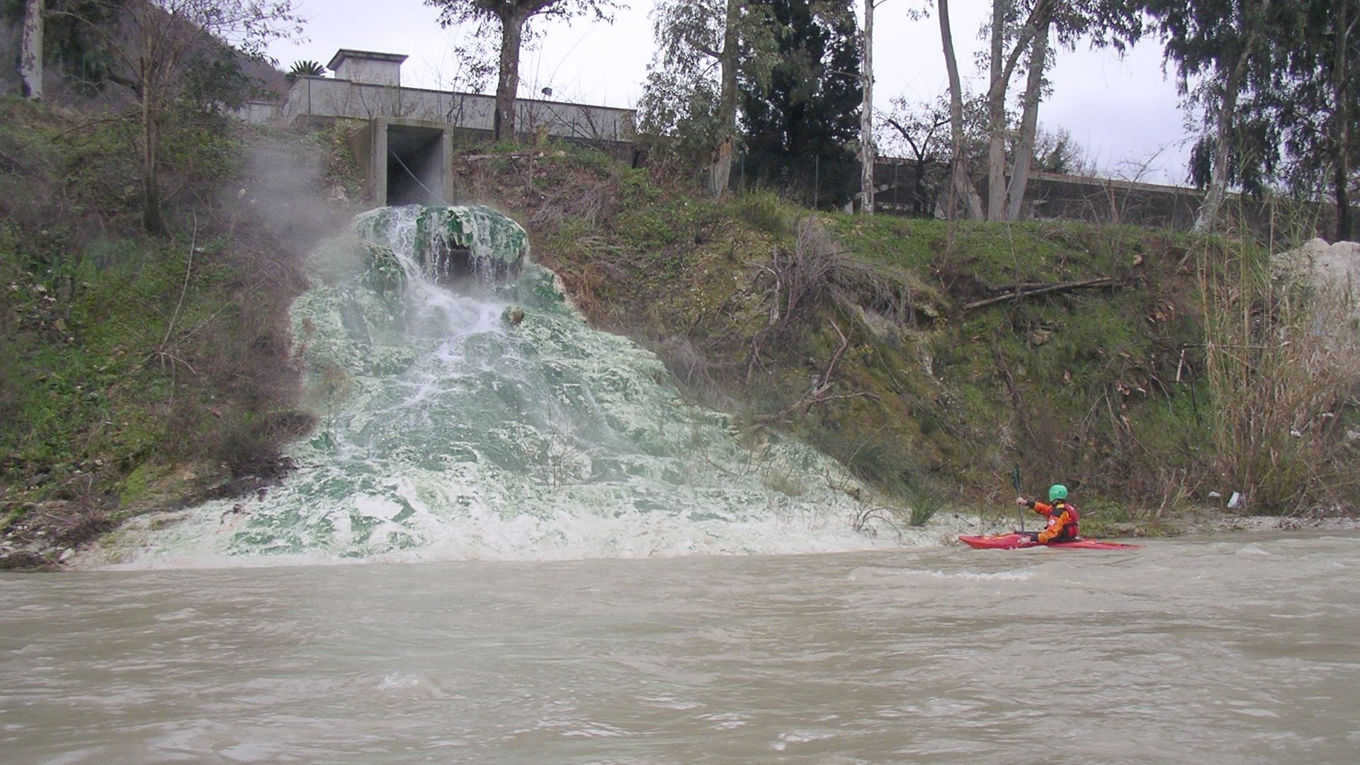 Kajak, Fluss Sele, Abschnitt Oliveto Citra - Contursi Terme Schwefel Thermalabwasser Foto 🛶 Patrick M.
