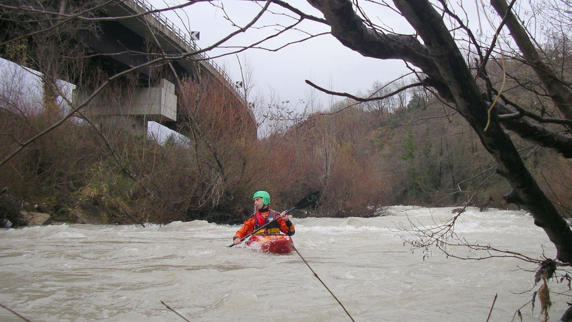 Kajak, Fluss Sele, Abschnitt Oliveto Citra - Contursi Terme Schwallstrecke vor dem Ausstieg 🛶 Patrick M.