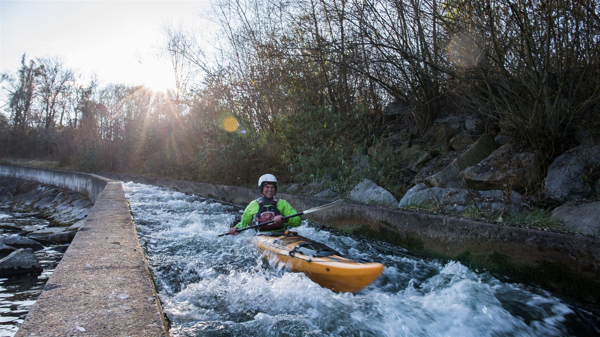 Kajak, Fluss Traun, Abschnitt Traunfall - Welser Wehr Bootsrutsche in Stadl Paura 🛶 Thomas R.