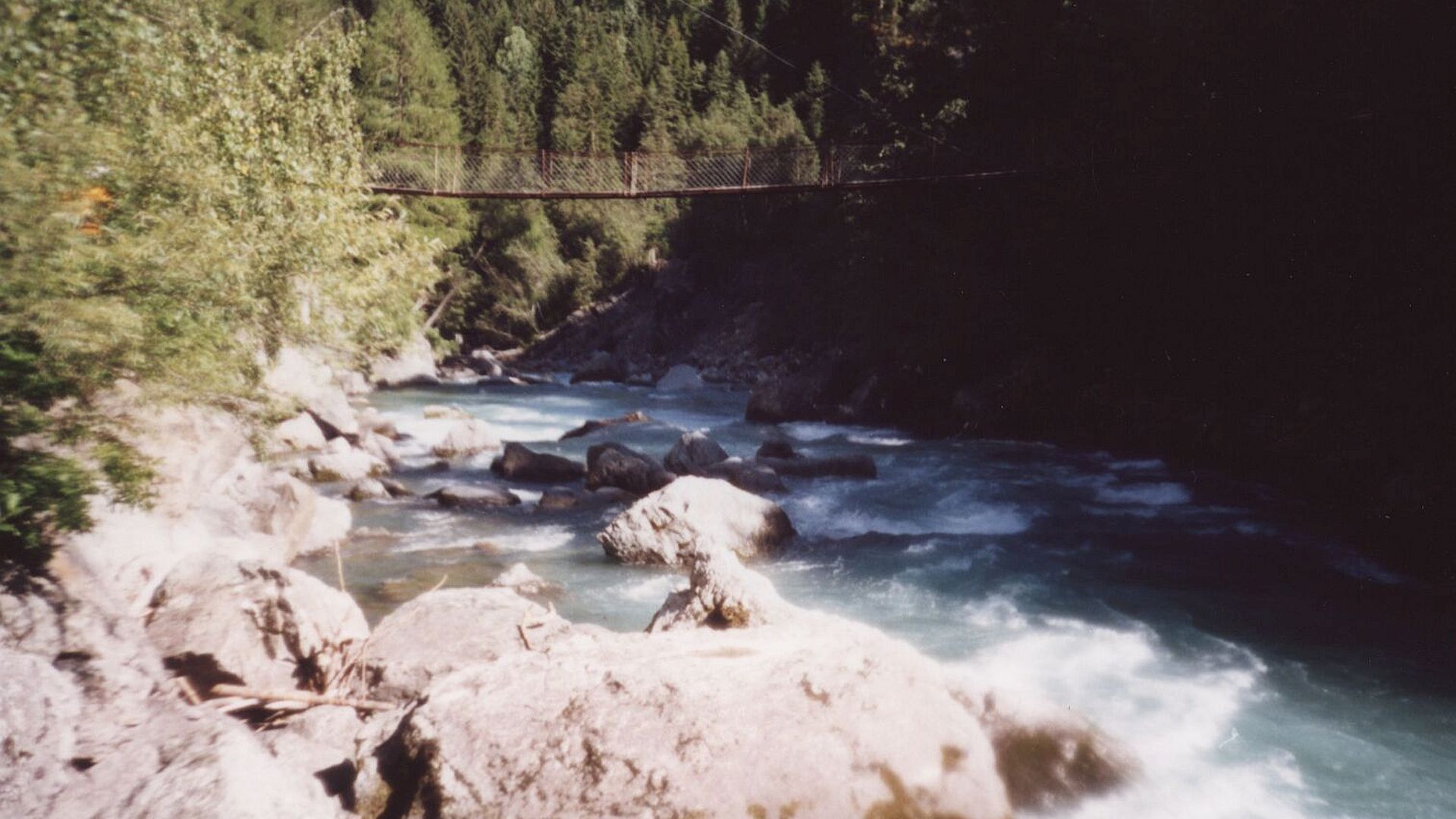 Kajak, Fluss Inn, Abschnitt Ardez - Rafteinstieg (Ardez Schlucht) verblockt bei der Hängebrücke 