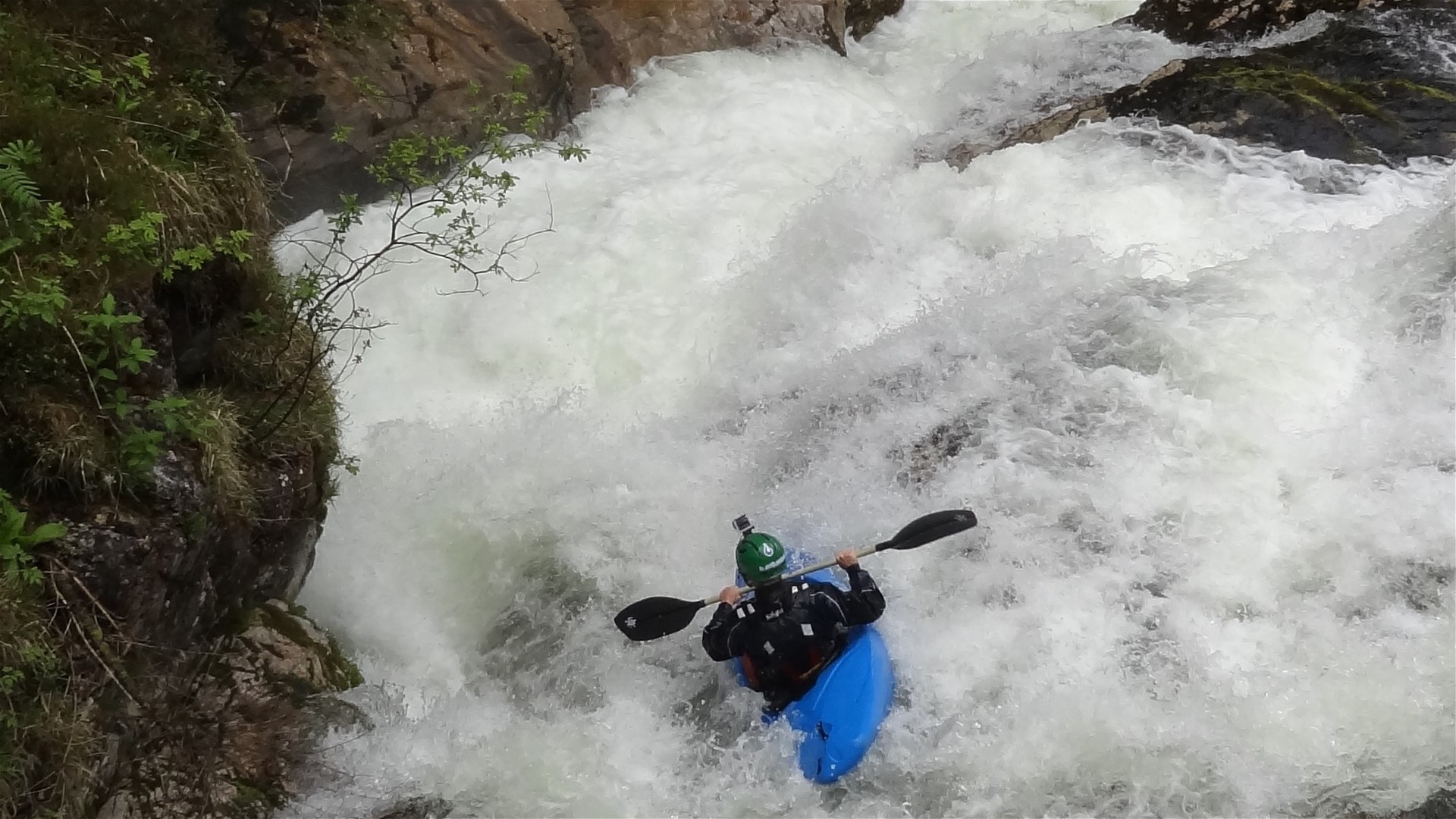 Kajak, Fluss Frauenweissenbach, Abschnitt Oberlauf unter der Brücke 