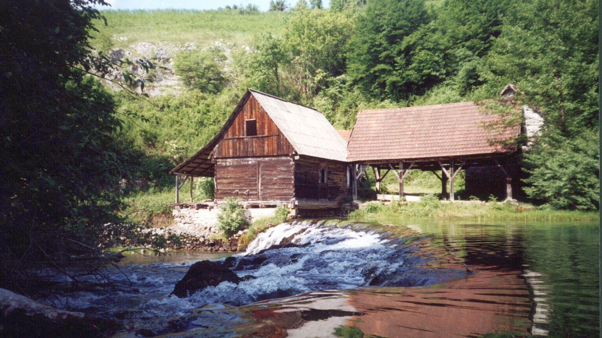 Kajak, Fluss Slunjčica, Abschnitt Karstquelle - Slunj Stufe bei einer alten Mühle 