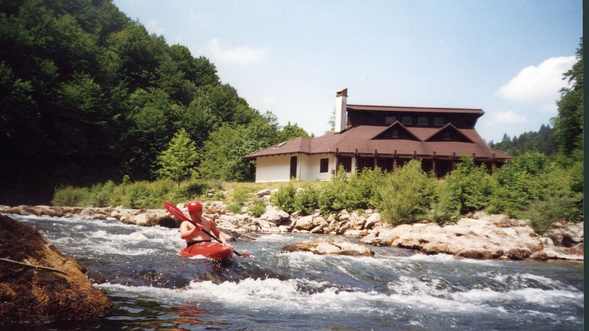 Kajak, Fluss Kupa, Abschnitt Osilnica - Brod na Kupi bei dem Haus beginnt die verblocktere Strecke 🛶 Peter F.