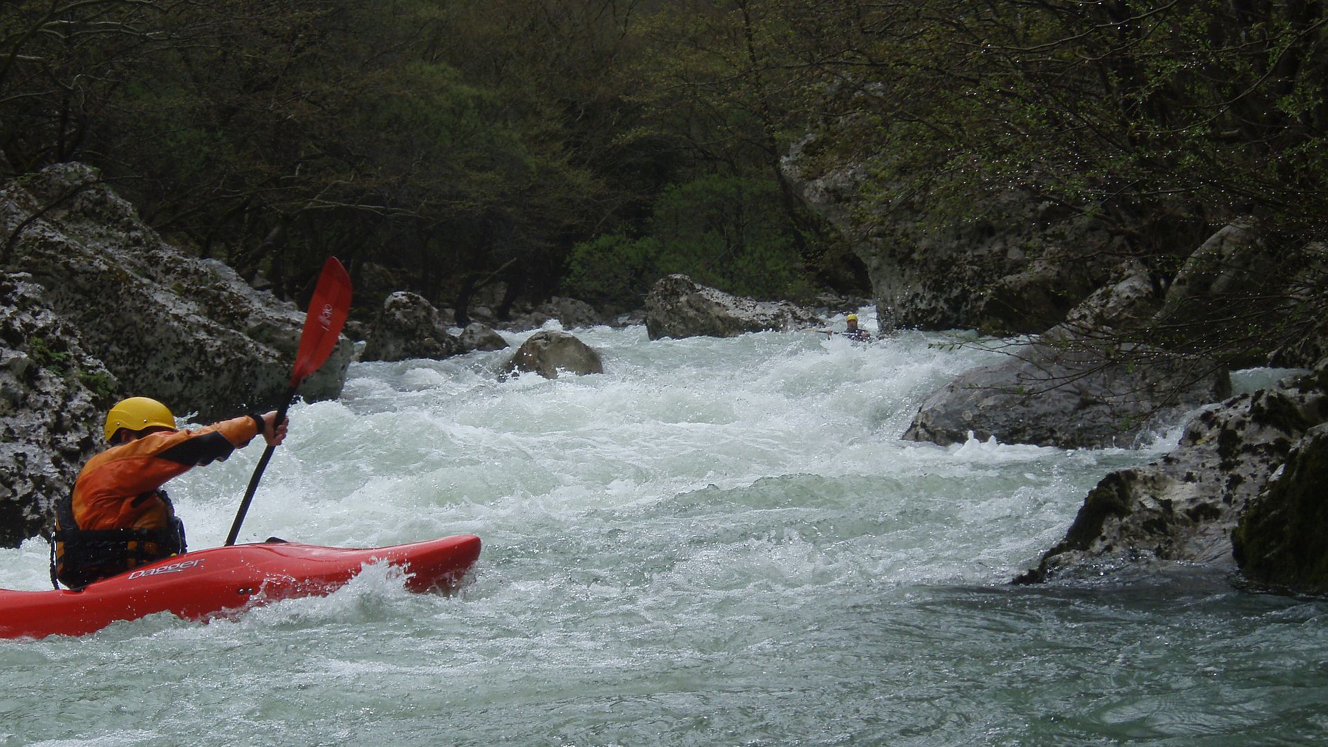 Kajak, Fluss Voidomatis, Abschnitt Vikos - Restaurant "Voidomatis" erster Katarakt bei gut Wasser 🛶 Thomas D.