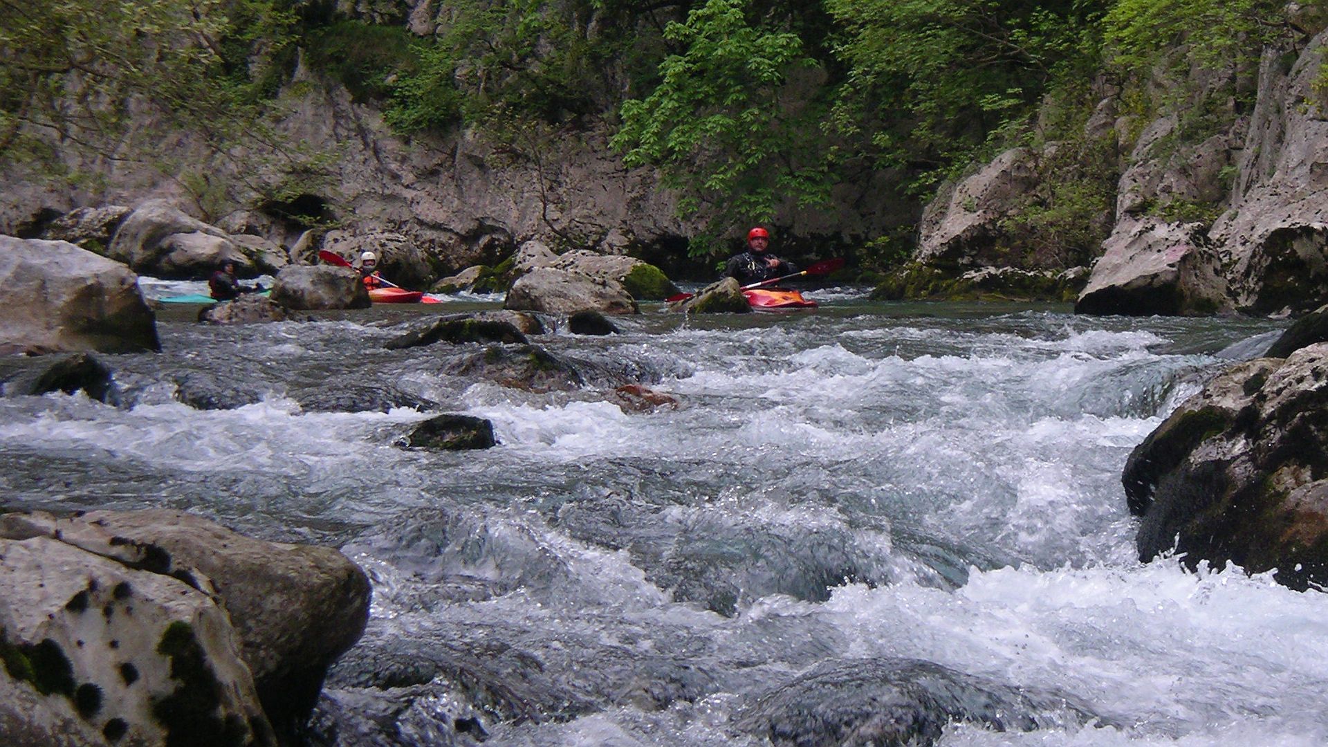 Kajak, Fluss Voidomatis, Abschnitt Vikos - Restaurant "Voidomatis" bald weniger Verblockung 🛶 Peter F., Franz H., Werner R.