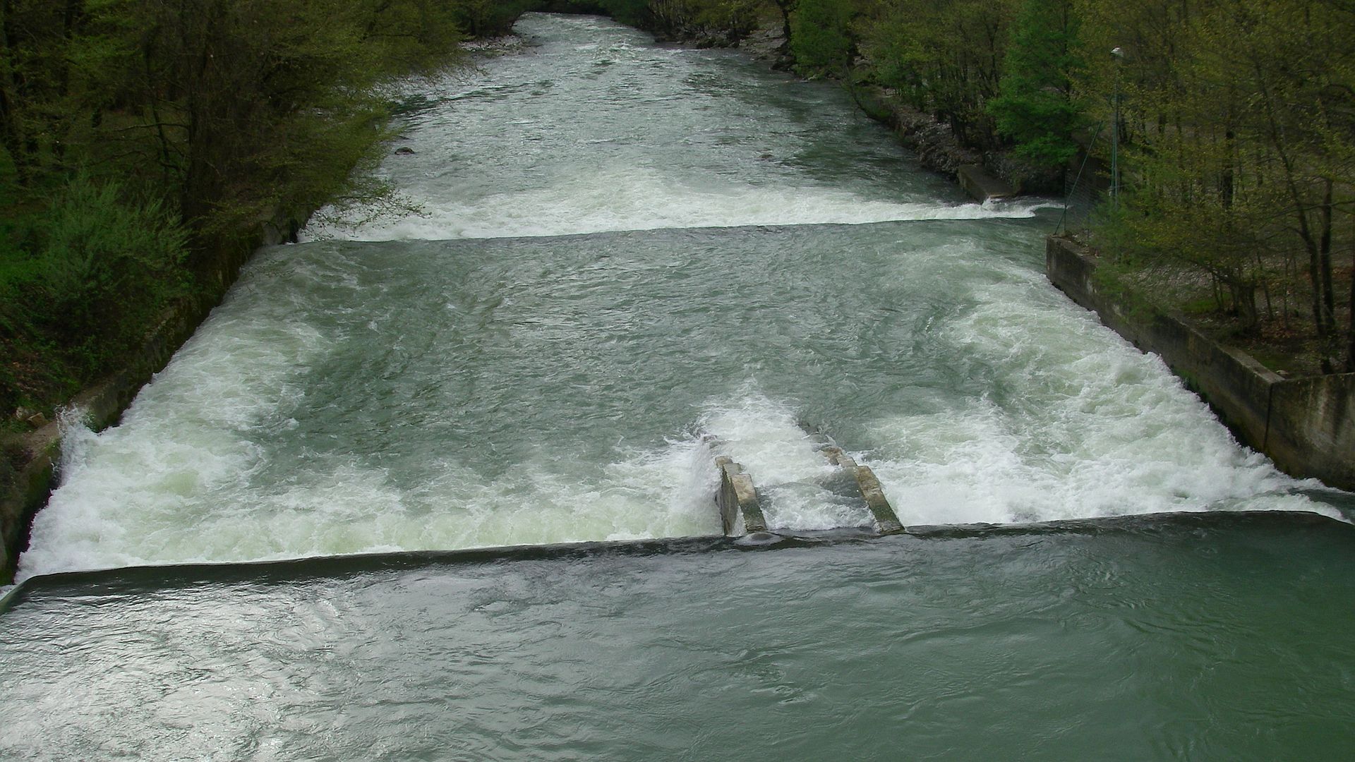 Kajak, Fluss Voidomatis, Abschnitt Vikos - Restaurant "Voidomatis" Doppelwehr am Ende 