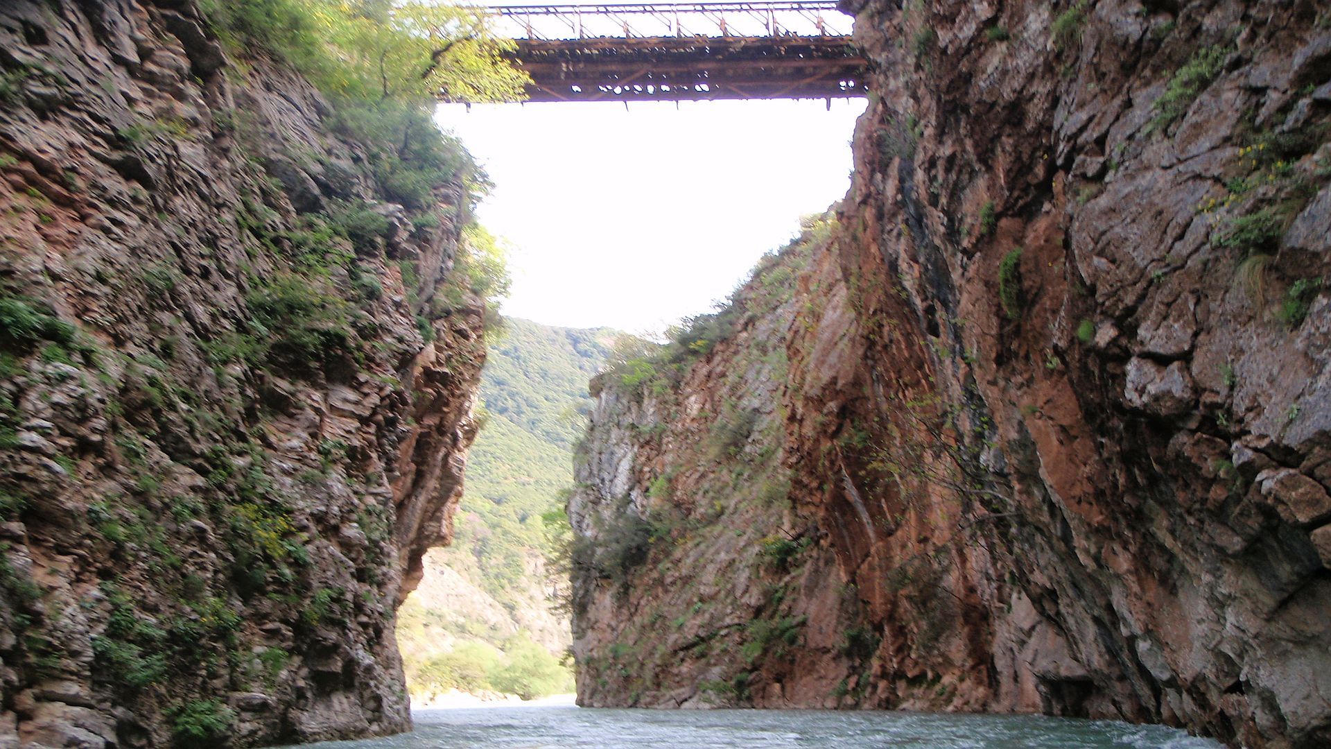 Kajak, Fluss Trikeriotis, Abschnitt Zusammenfluss - Rote Endklamm Rote Endklamm mit Brücke 