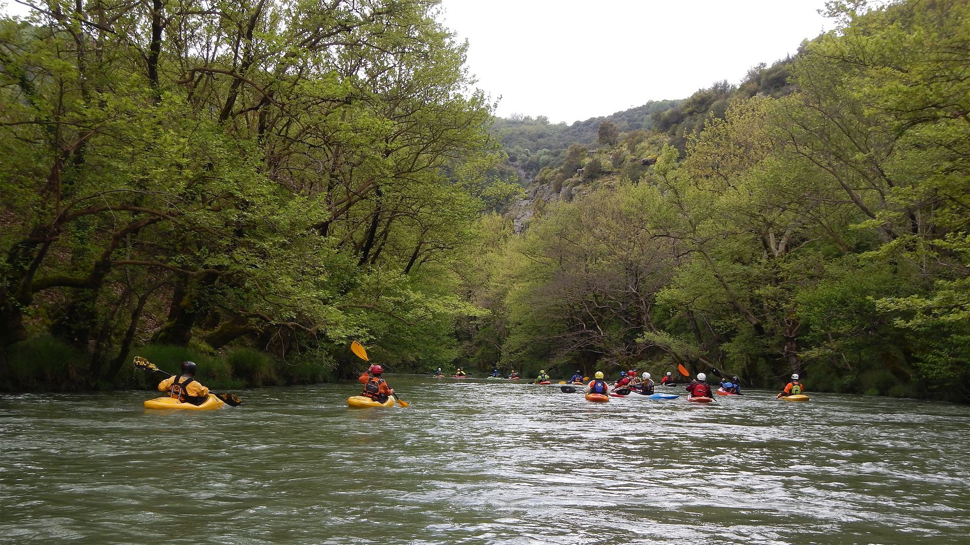 Kajak, Fluss Kalamas, Abschnitt Vrosina - Kyparissos (Platanenschlucht) große Gruppe am Start 🛶 LFC
