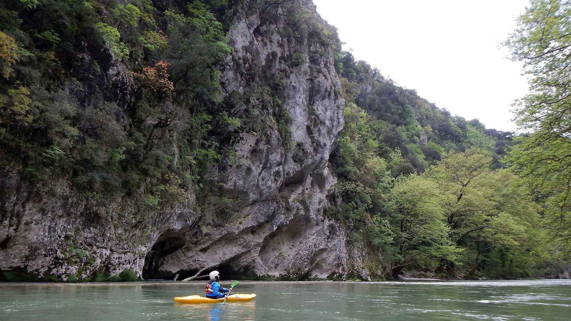 Kajak, Fluss Kalamas, Abschnitt Vrosina - Kyparissos (Platanenschlucht) hohe Felswände 🛶 Ilse E.
