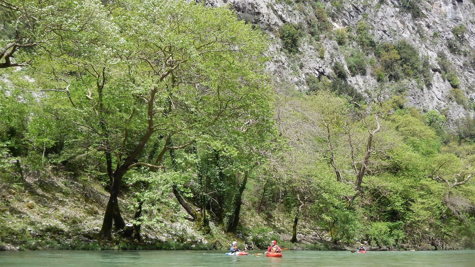 Kajak, Fluss Kalamas, Abschnitt Vrosina - Kyparissos (Platanenschlucht) gegen Ende des Abschnitts 🛶 Rumi Z., Peter F.