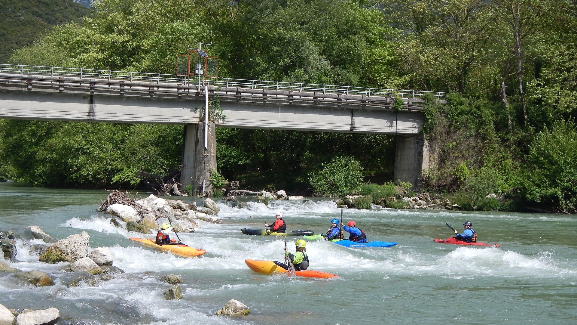 Kajak, Fluss Kalamas, Abschnitt Vrosina - Kyparissos (Platanenschlucht) Blockwurfstufe beim Ausstieg 