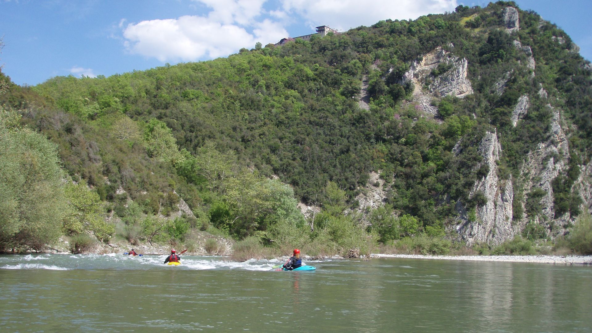Kajak, Fluss Aliakmon, Abschnitt Paliouria - Elati (Klosterschlucht) kleine Schwälle zu Beginn 🛶 Alex B., Sarah Z.