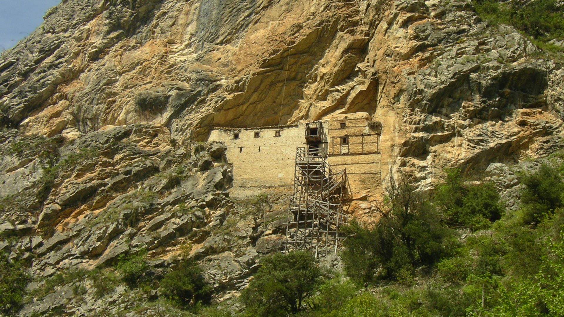Kajak, Fluss Aliakmon, Abschnitt Paliouria - Elati (Klosterschlucht) Einsiedelei hoch oben 