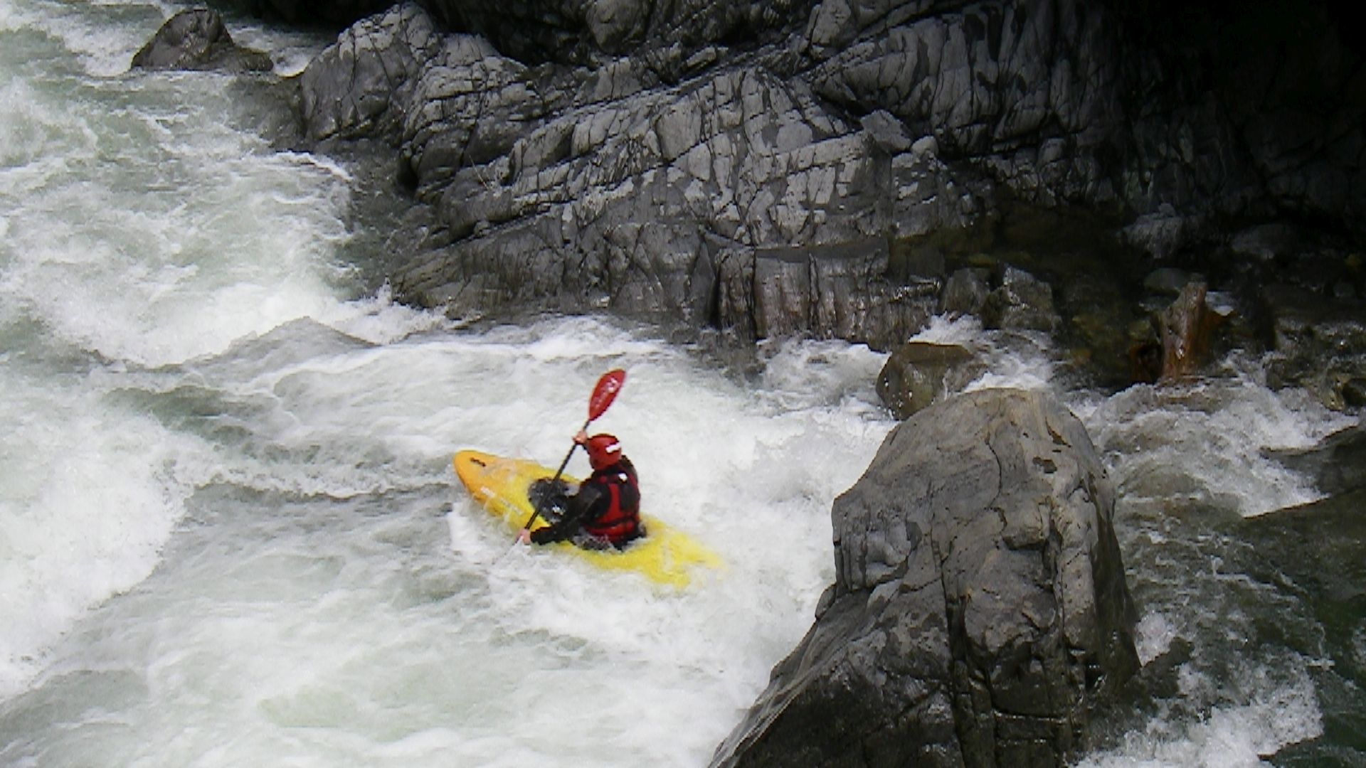 Kajak, Fluss Aoos, Abschnitt Vovousa - Paleoselli in der ersten Klamm 🛶 Alex B.