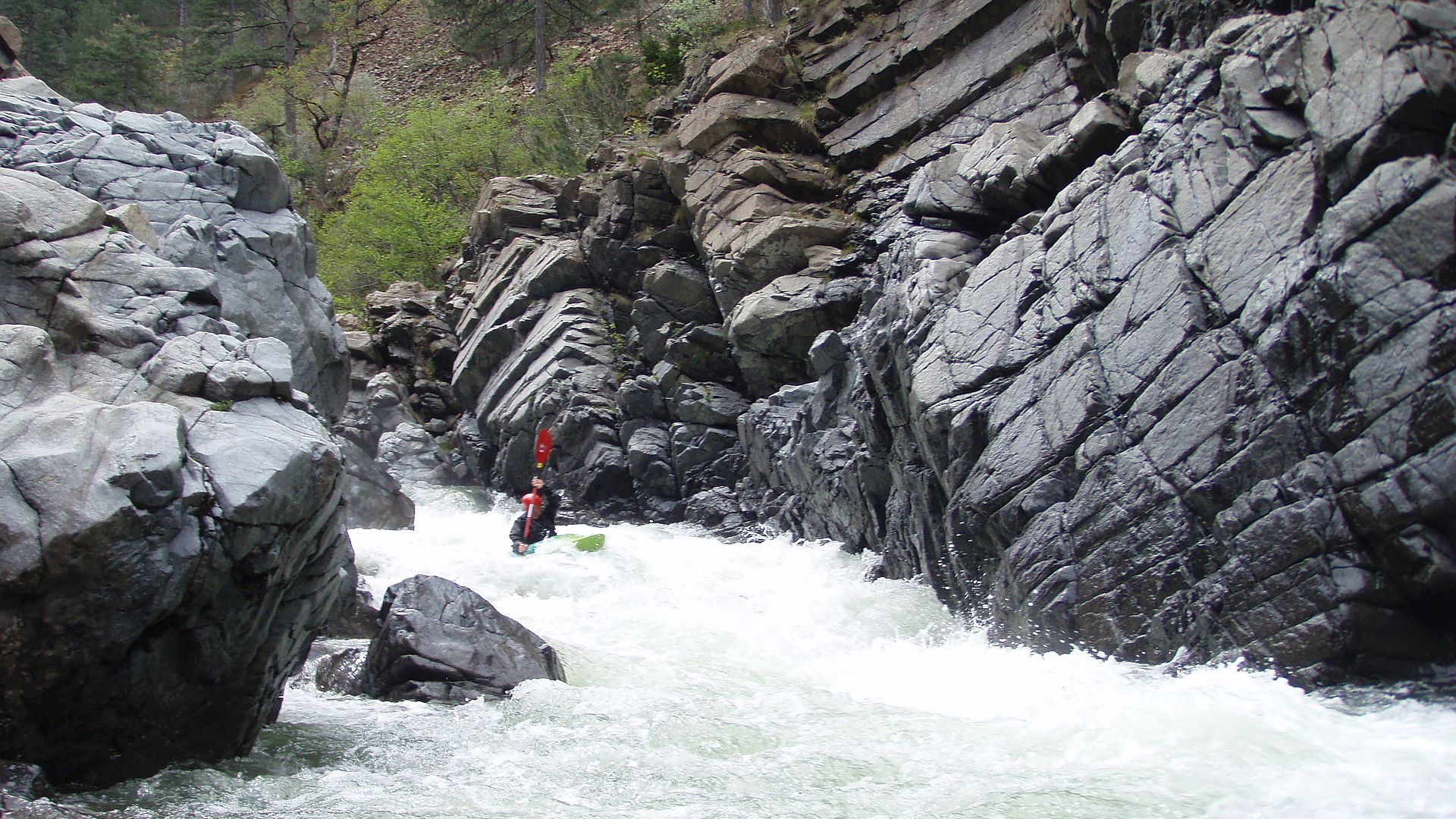 Kajak, Fluss Aoos, Abschnitt Vovousa - Paleoselli wuchtige Passagen 🛶 Peter F.