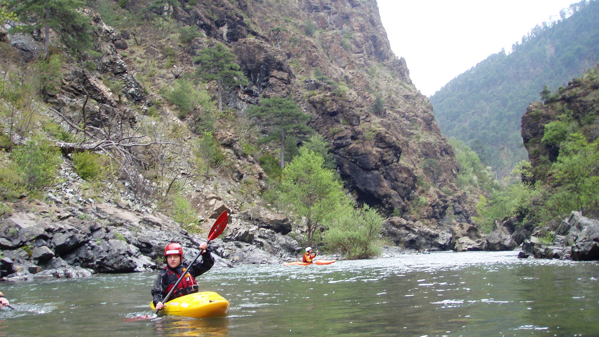 Kajak, Fluss Aoos, Abschnitt Vovousa - Paleoselli immer ruhigere Strecken dazwischen 🛶 Alex B., Patrick M.