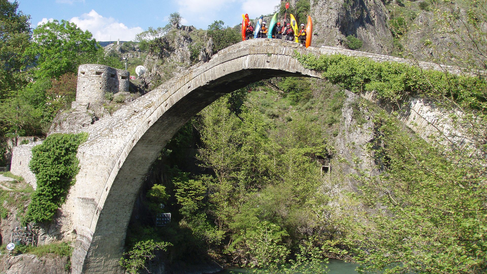 Kajak, Fluss Aoos, Abschnitt Paleoselli - Konitsa (Aoos Schlucht) schöne Türkenbrücke am Ausstieg 🛶 Grecos