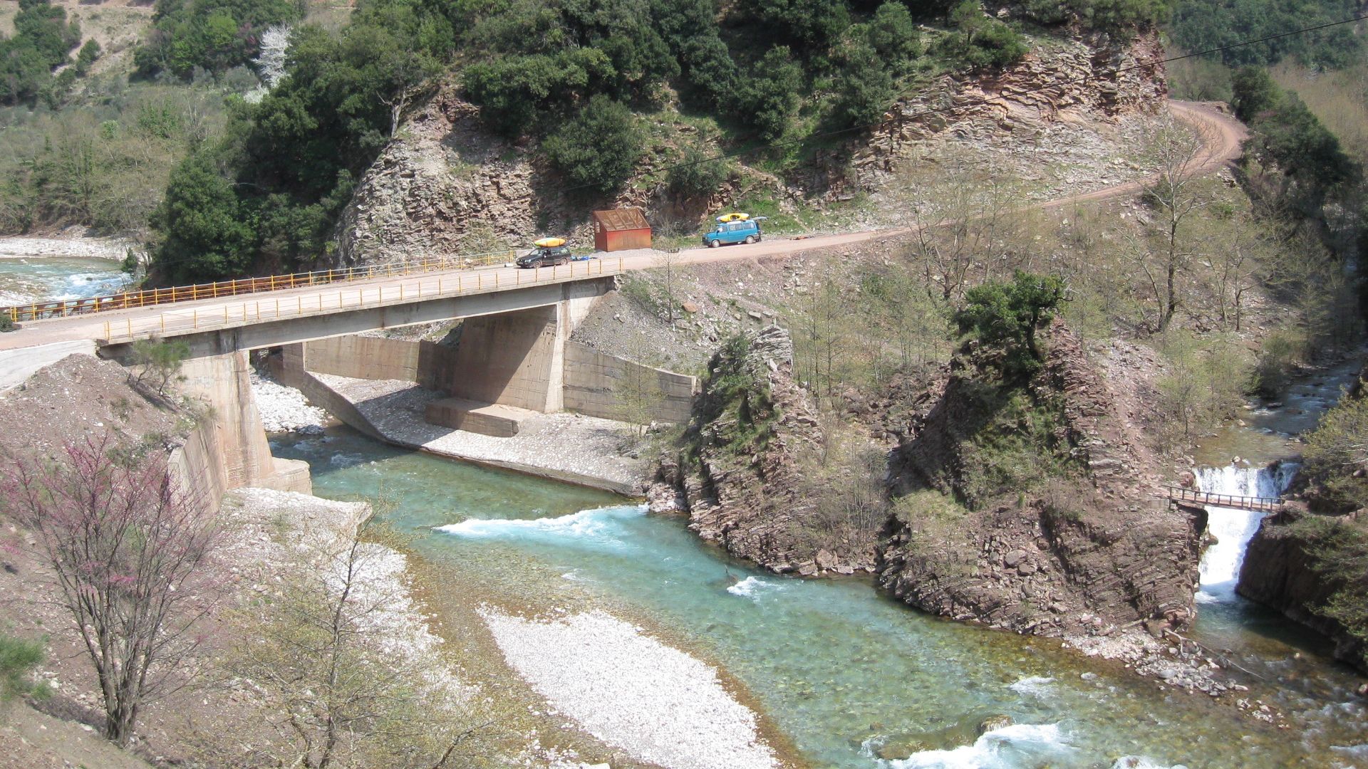 Kajak, Fluss Agrafiotis, Abschnitt Monastiraki - Kremasta Stausee (Unterlauf) Einstiegsbrücke mit Wasserfall 