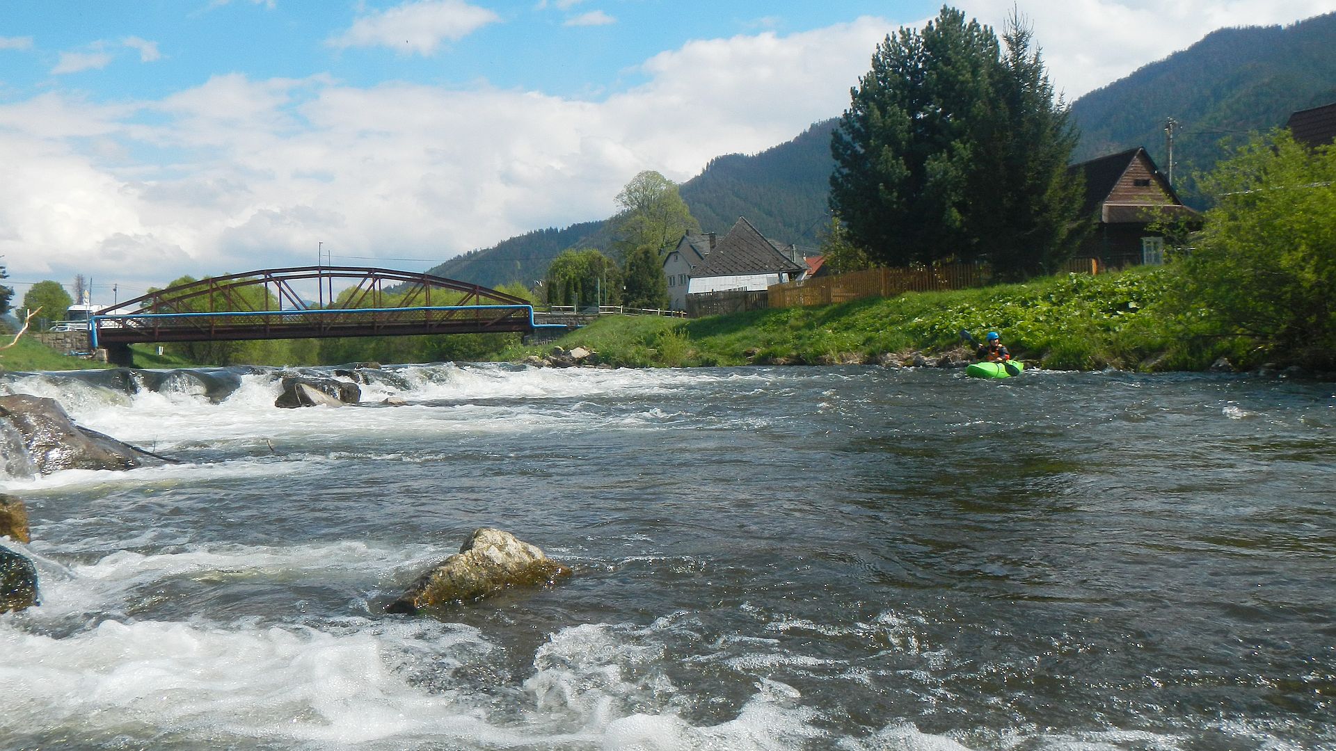 Kajak, Fluss Váh (Waag), Abschnitt Králova Lehota - Liptovsky Hradok Blockwurfstufe nach Eisenbrücke 🛶 Patricia K.
