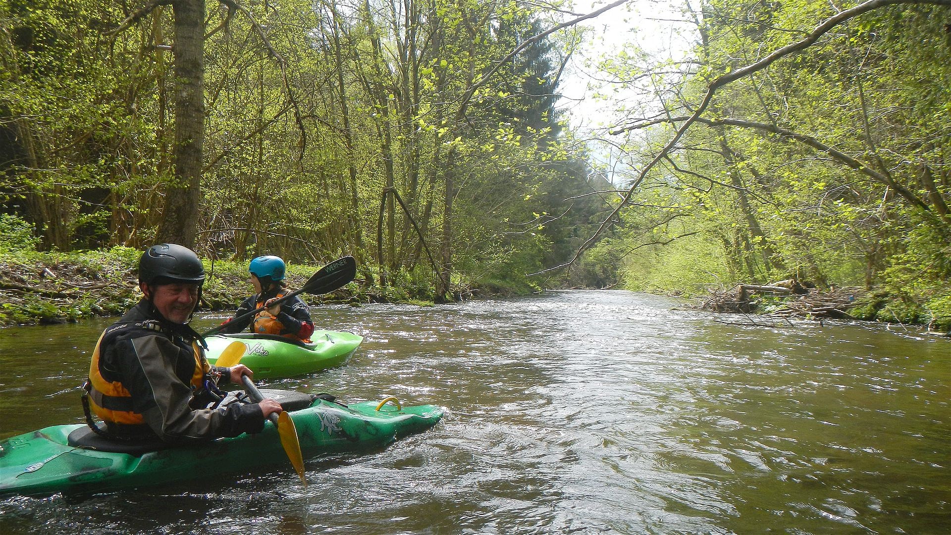 Kajak, Fluss Biely Váh, Abschnitt Východná - Králova Lehota schöne Waldschlucht 🛶 Tom R., Patricia K.