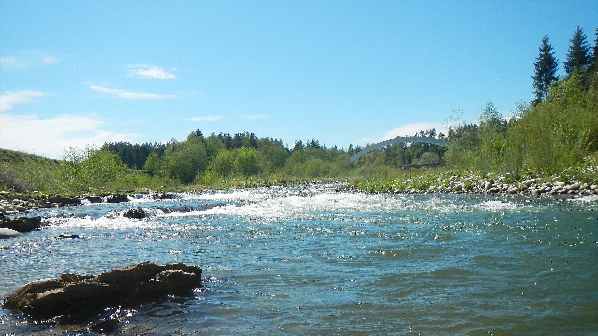 Kajak, Fluss Bialka, Abschnitt Trybsz Brücke - Frydman Camping Leg erste Schwälle nach dem Einstieg 