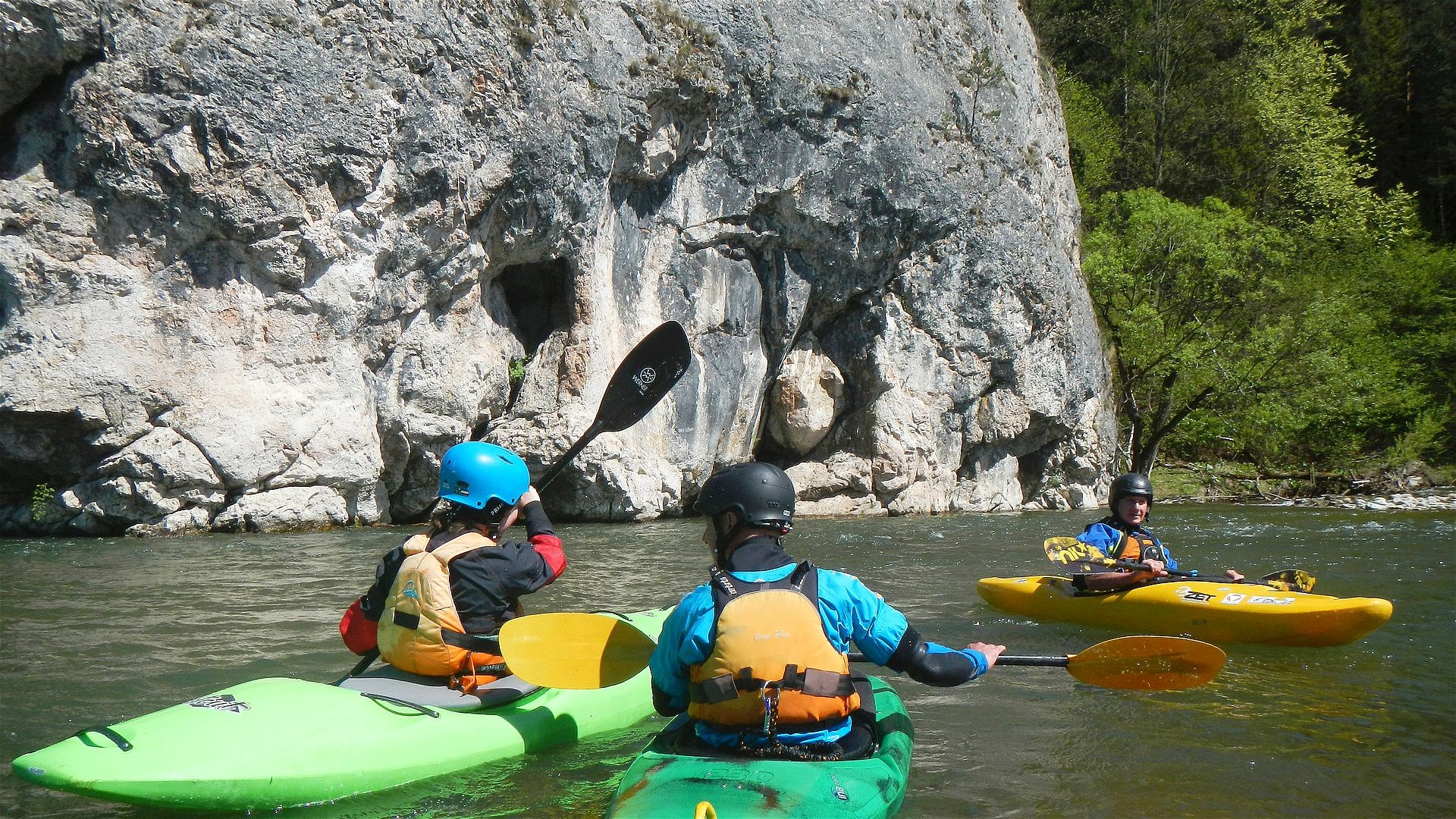 Kajak, Fluss Bialka, Abschnitt Trybsz Brücke - Frydman Camping Leg noch mehr Felswände 🛶 Patricia K., Tom R., Franz H.