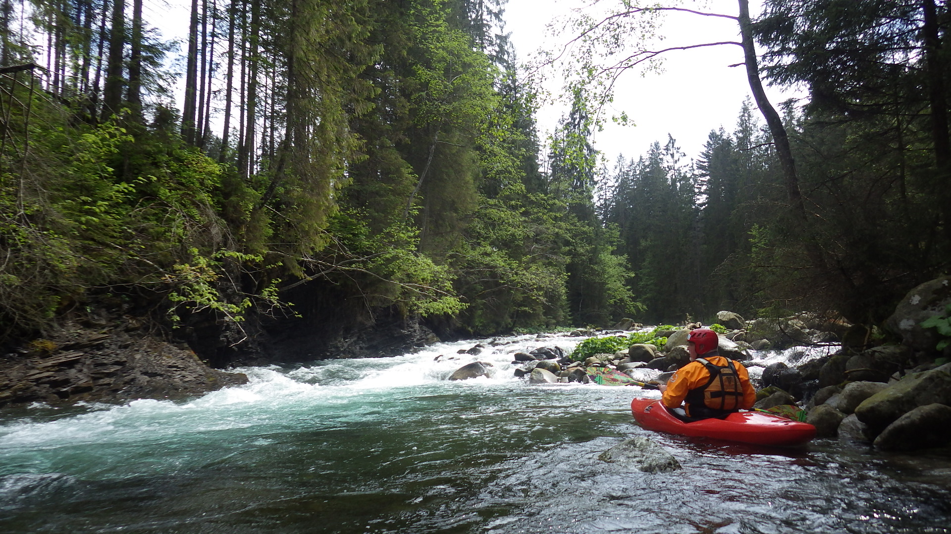 🛶 Peter F. (© Jörg Z. 27.5.16) Kajak, Fluss Bialka, Abschnitt Lysa Polana - Javorinka Mündung nach der ersten Gefällestrecke 🛶 Peter F.