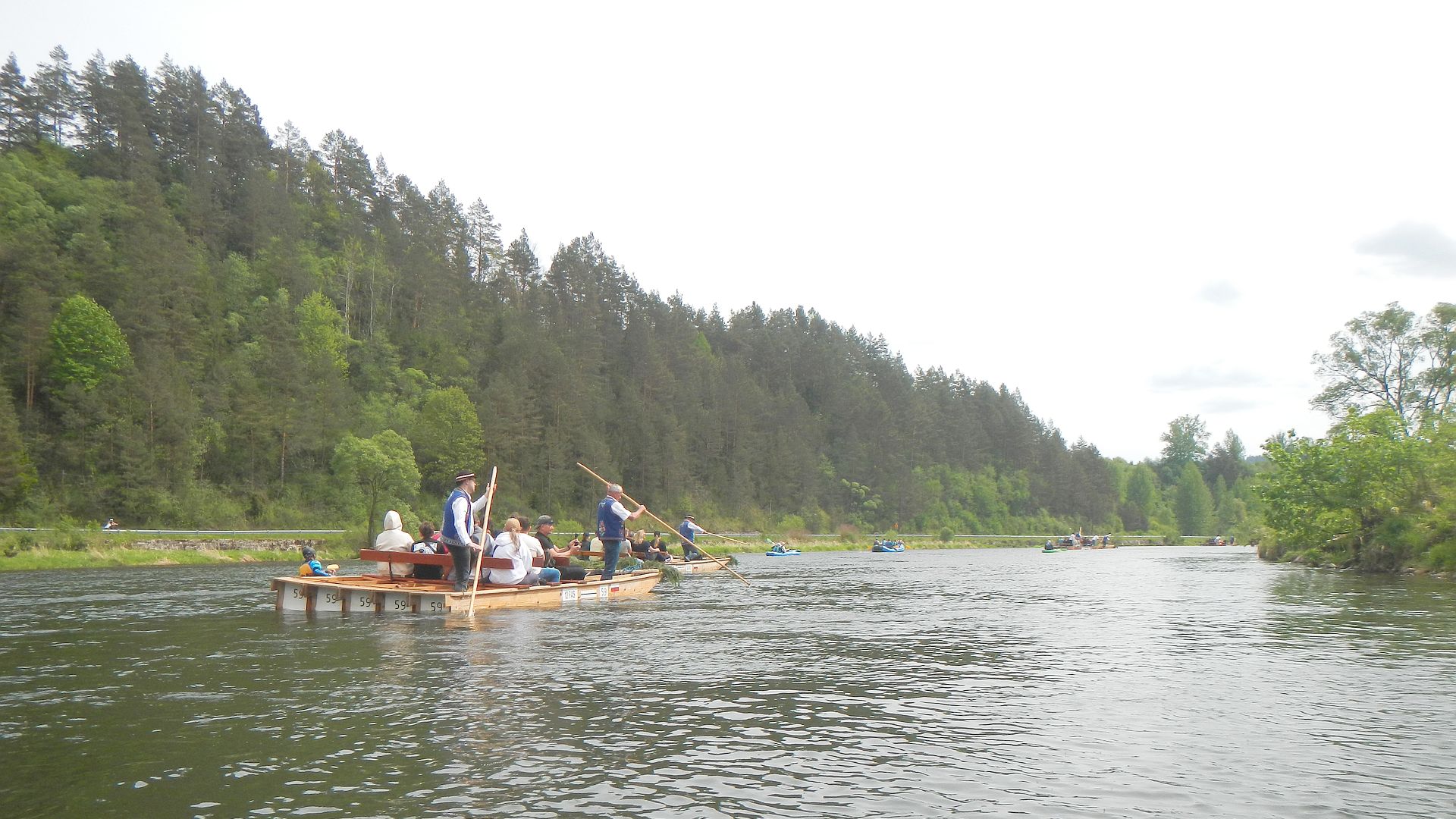 Kajak, Fluss Dunajec, Abschnitt Stromowce Wyzne - Kroscienko viele Flößer 