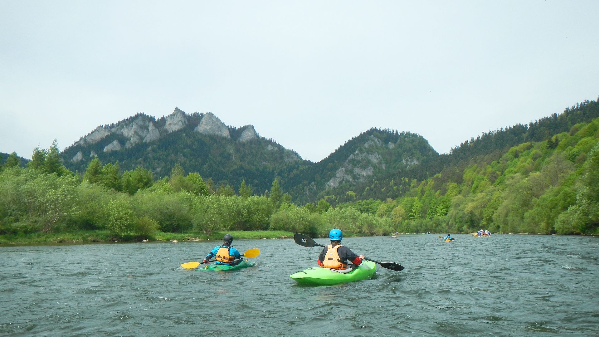 Kajak, Fluss Dunajec, Abschnitt Stromowce Wyzne - Kroscienko kurz vor Červený Kláštor 🛶 Franz H., Tom R., Patricia K.