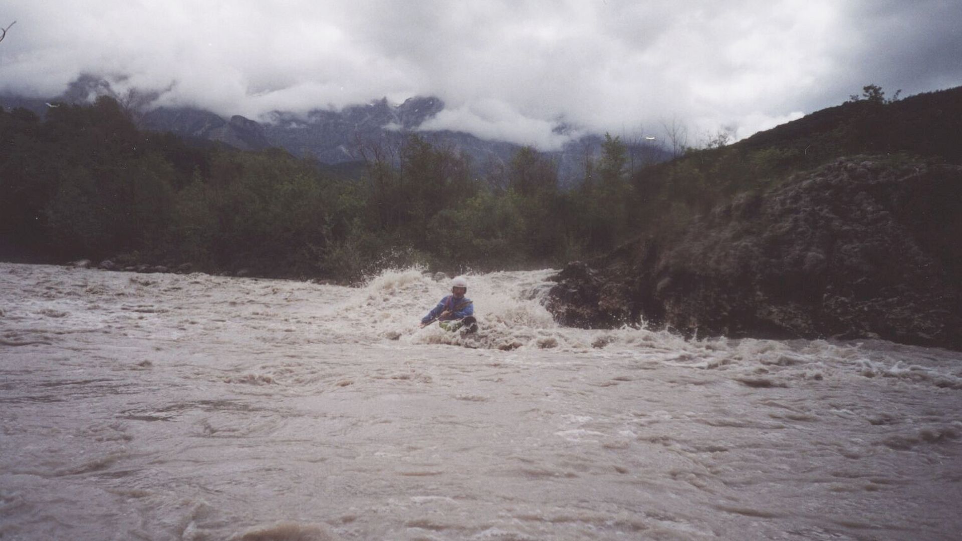 🛶 Andi S. (© Peter F. 7.5.02) Kajak, Fluss Arachthos, Abschnitt Plaka - Skoupa (Unterlauf) wuchtige Stufe bald nach dem Einstieg 🛶 Andi S.