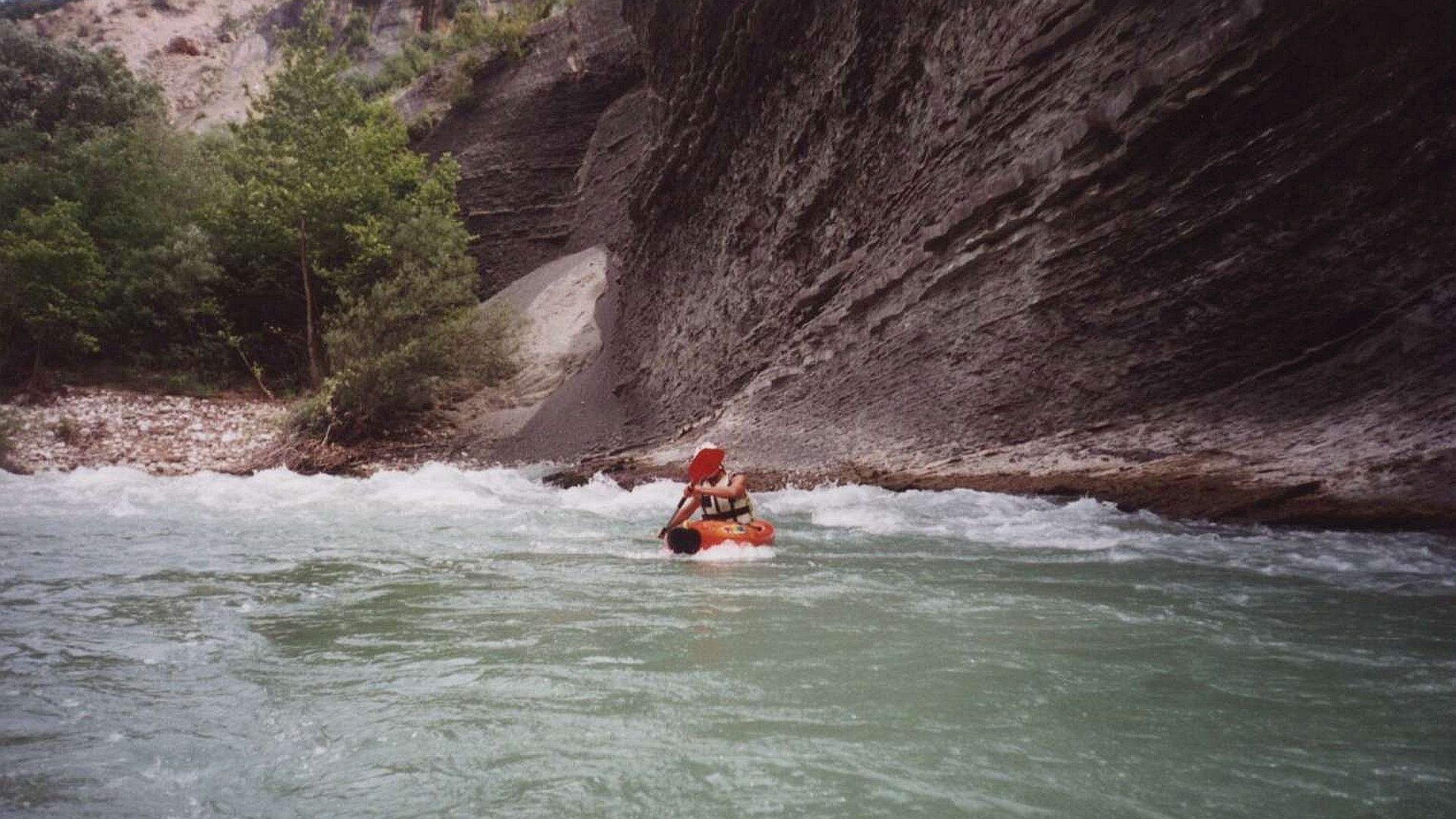 🛶 Ulli F. (© Peter F. 7.5.01) Kajak, Fluss Arachthos, Abschnitt Plaka - Skoupa (Unterlauf) Kurve mit Prallwand 🛶 Ulli F.