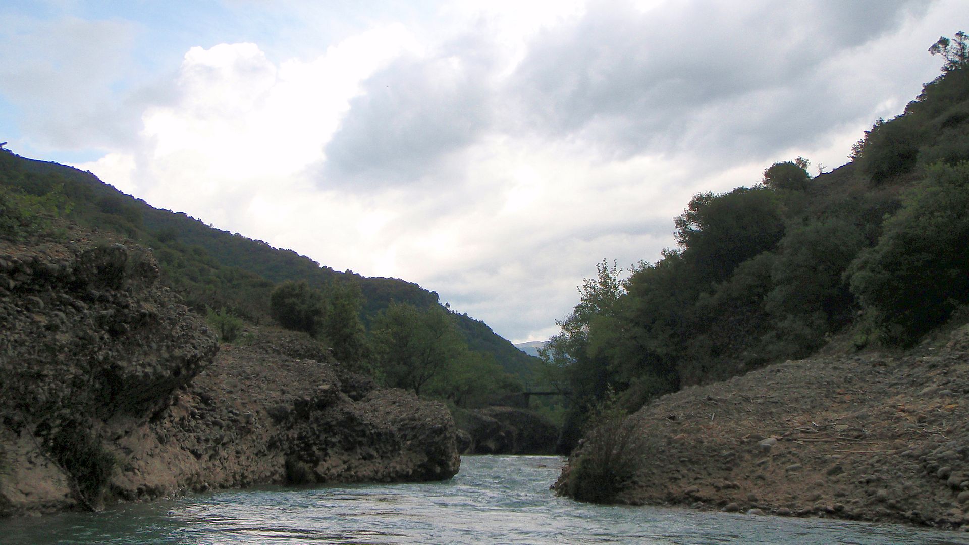 Kajak, Fluss Erymanthos, Abschnitt Vidiaki - Elia (Konglomeratcanyon) beim wackligen Fußgängersteg 