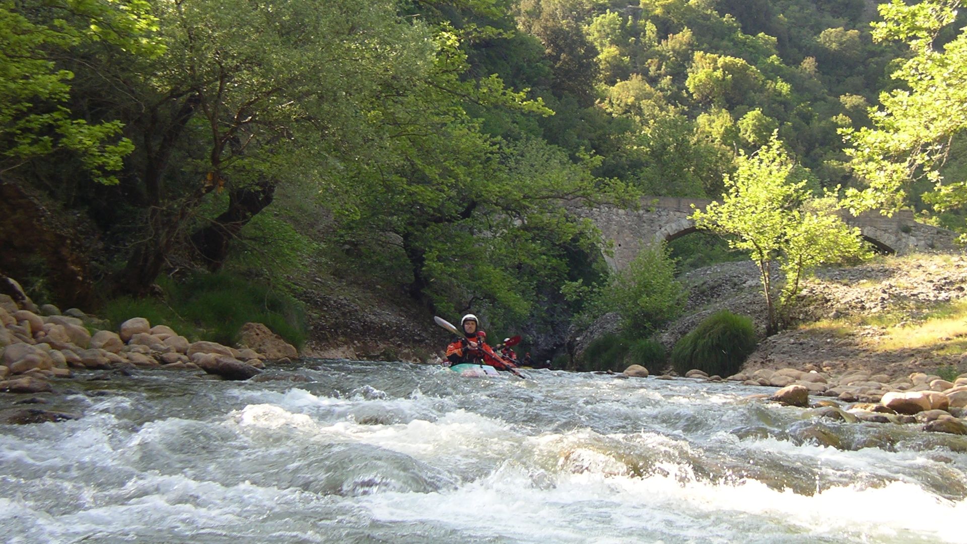 Kajak, Fluss Erymanthos, Abschnitt Vidiaki - Elia (Konglomeratcanyon) nach der Steinbrücke 🛶 Max M.