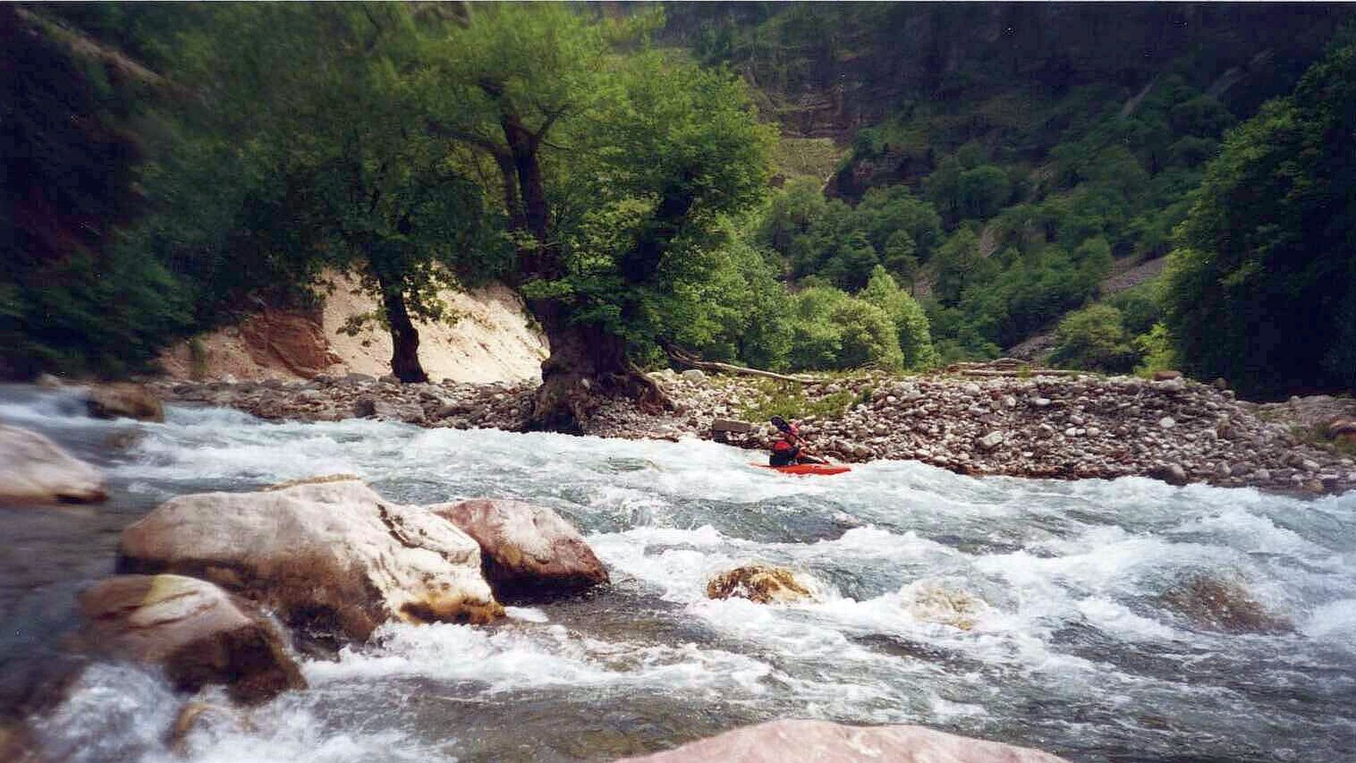Kajak, Fluss Acheloos, Abschnitt Armatoliko - Korifi (Mittellauf) flotte Schwallstrecke 🛶 Peter F.