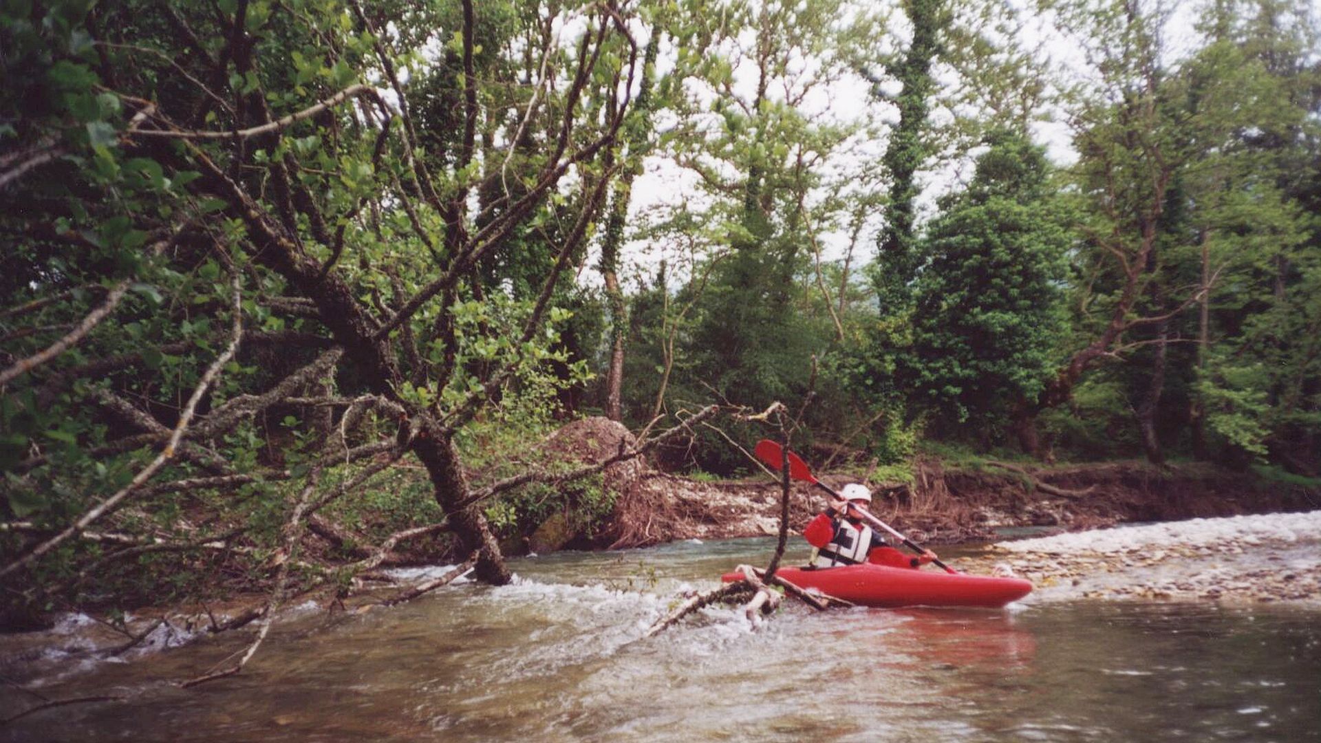 Kajak, Fluss Langafzas, Abschnitt Haravgi - Vrosina (Platanenschlucht) Baumhindernisse 🛶 Ulli F.