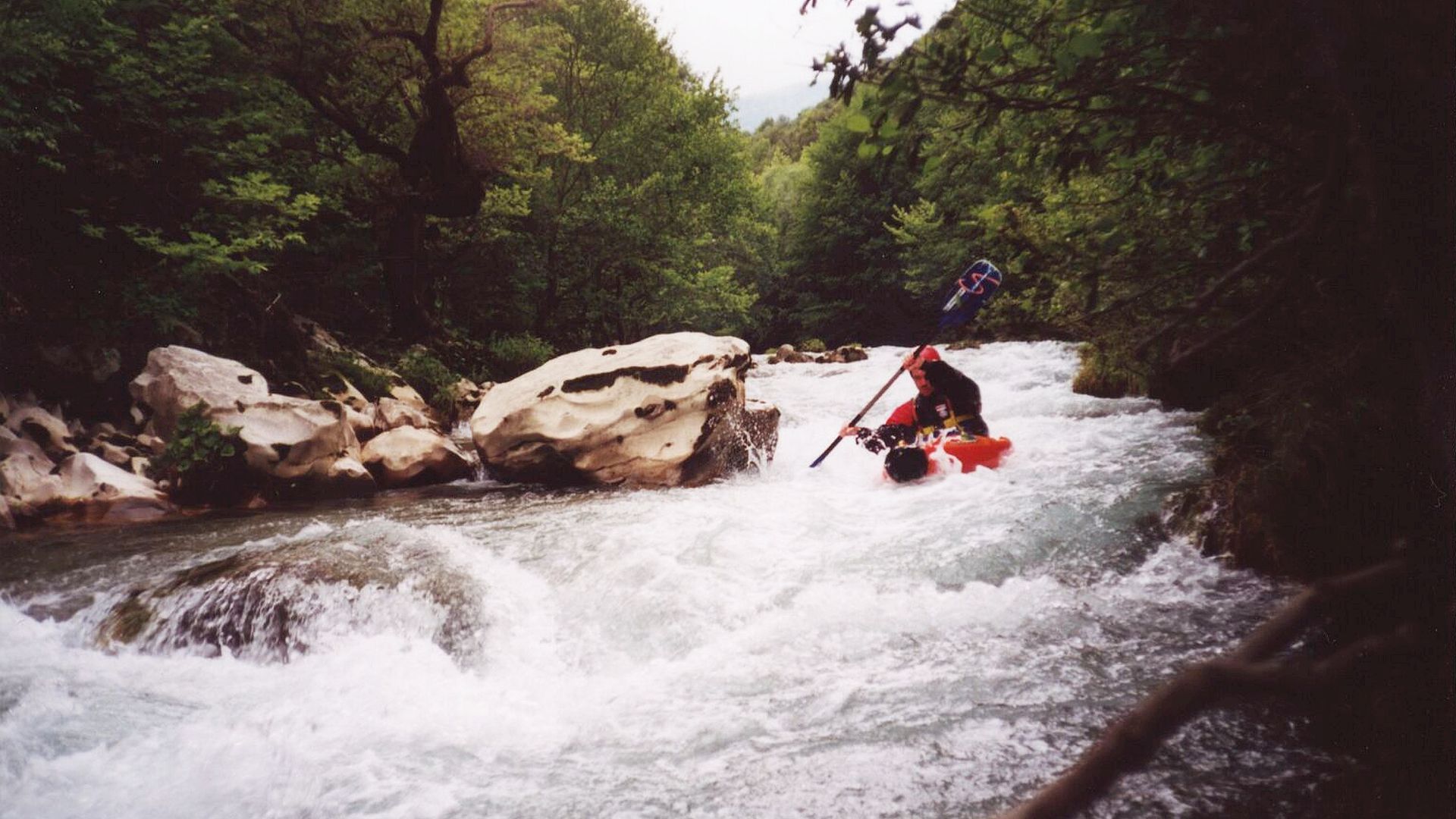 Kajak, Fluss Langafzas, Abschnitt Haravgi - Vrosina (Platanenschlucht) selten verblockt 🛶 Peter F.